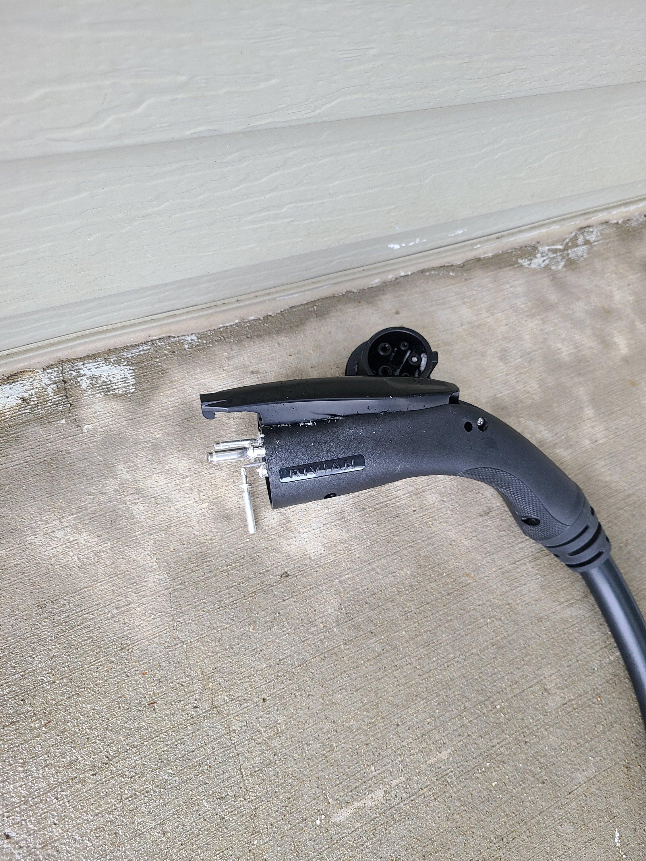 Rivian R1T R1S WTB: Broken wall charger or wall charger cable 20230216_115139