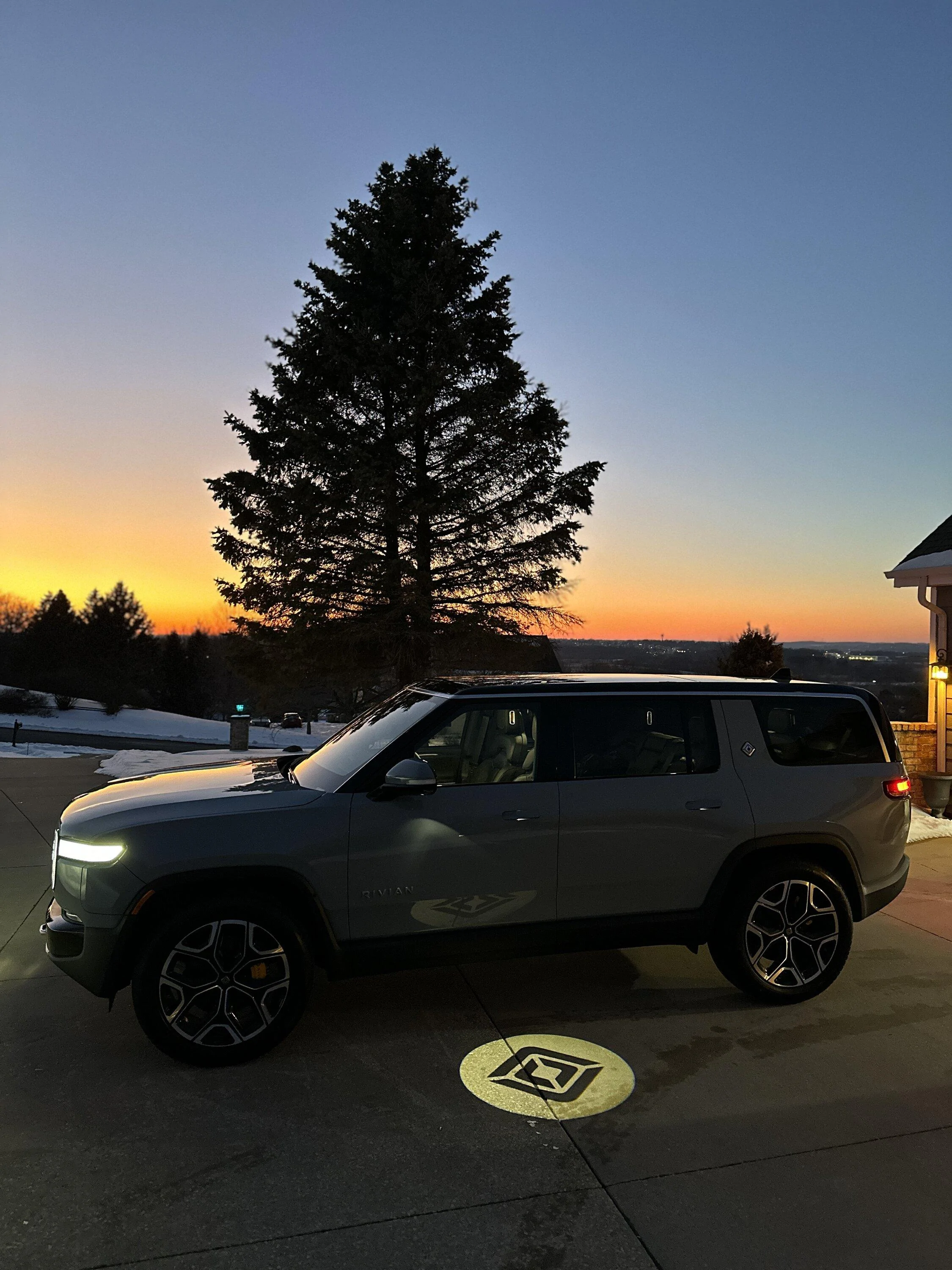 Rivian R1T R1S Welcome Home R1S 49269302-C634-4B85-8BD4-4EECE64A6356