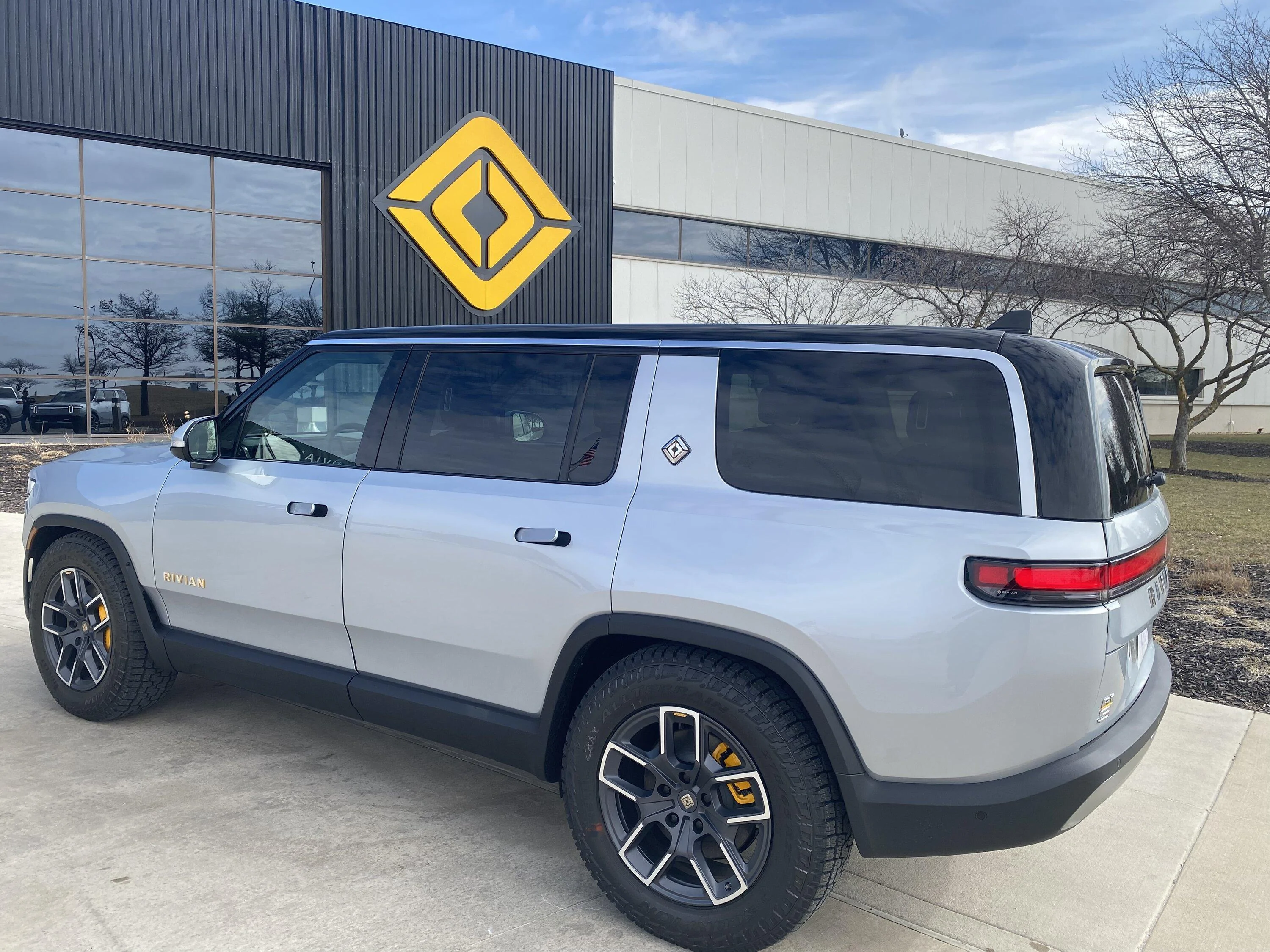 Rivian R1T R1S R1S LA Silver new delivery estimates 10FB6AB0-CBD5-447A-A4CE-09DA6895FB7F