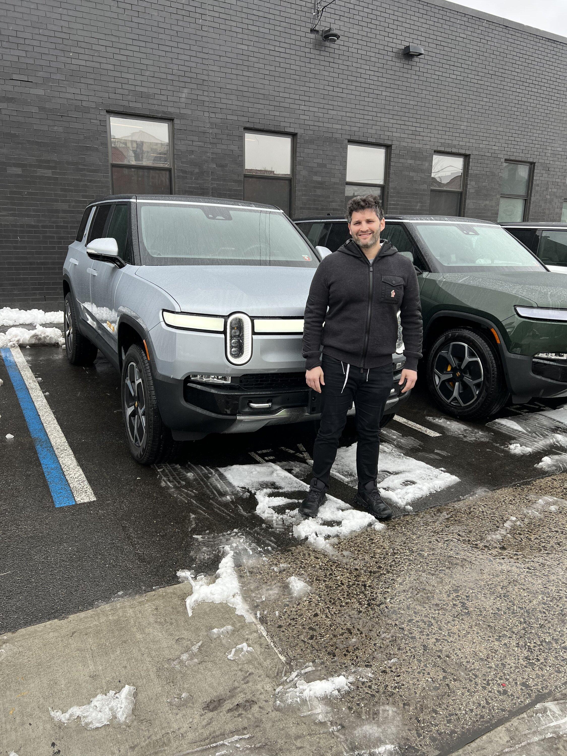Rivian R1T R1S R1S LA Silver new delivery estimates 023AD5C5-9C6C-467E-8D86-A3944FC5A665