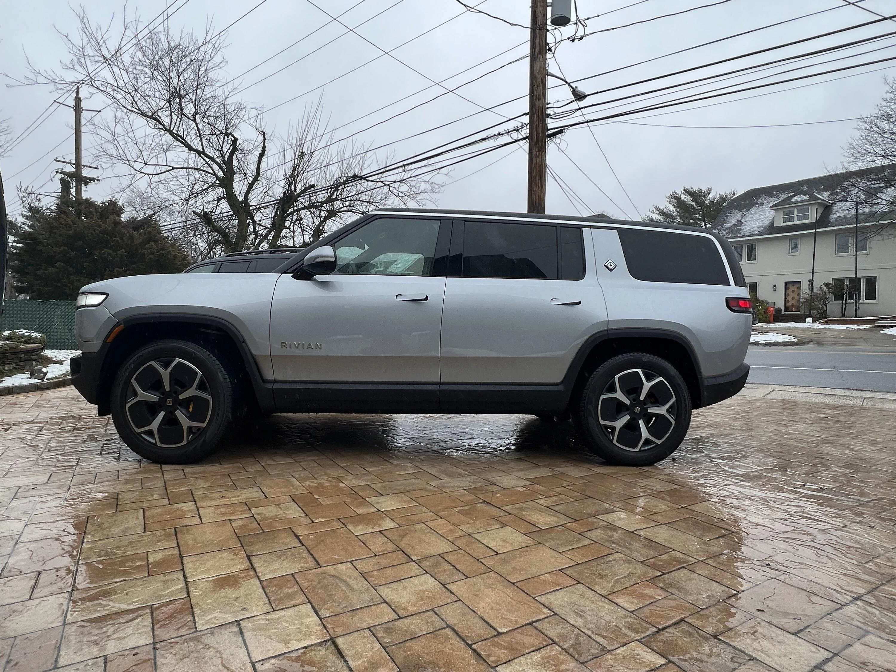 Rivian R1T R1S R1S LA Silver new delivery estimates A51EF54F-C698-4038-A436-8E16D9410EED