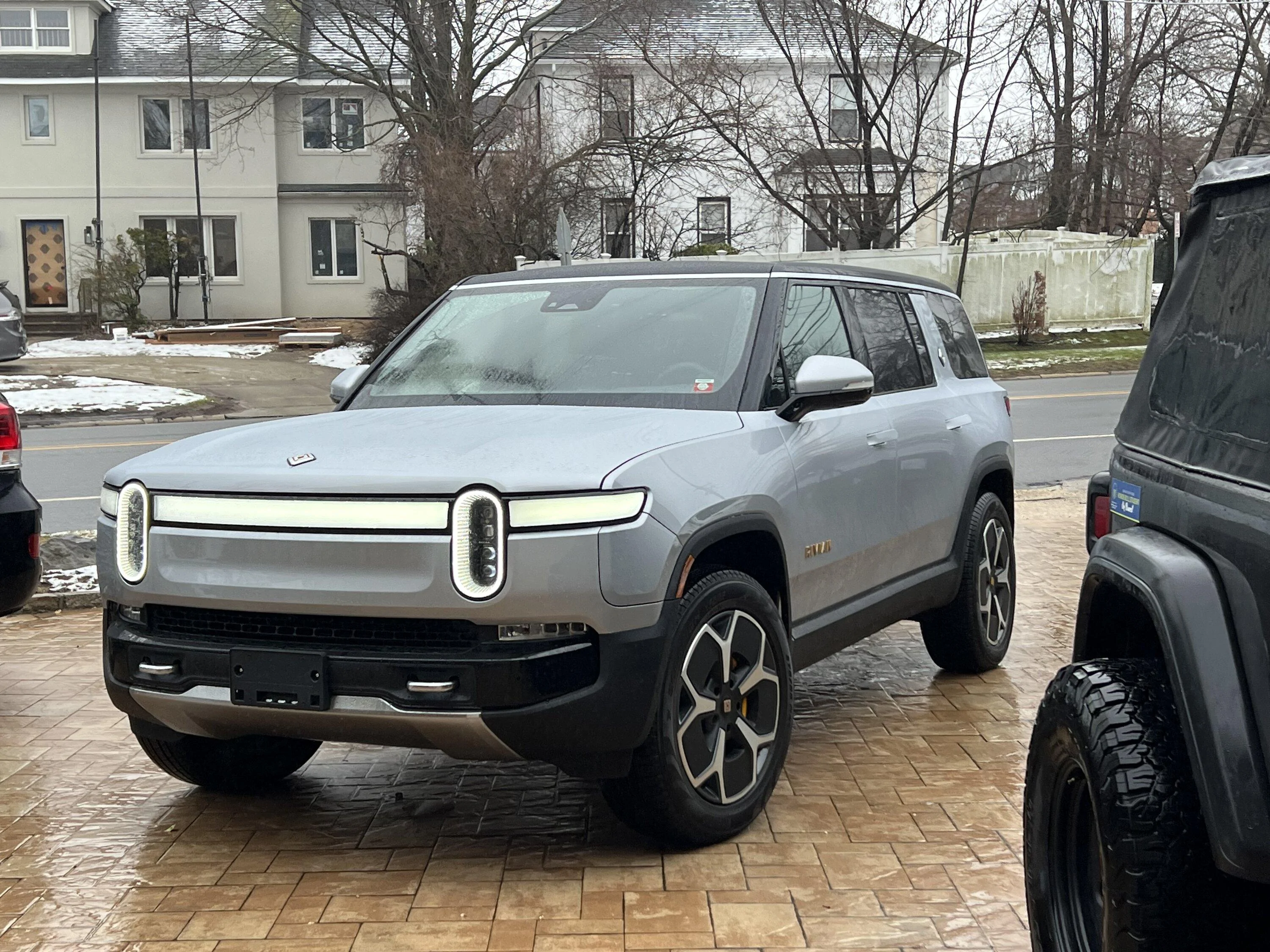 Rivian R1T R1S R1S LA Silver new delivery estimates 27A0B7D5-53FE-475C-B8F7-751CF72519D4