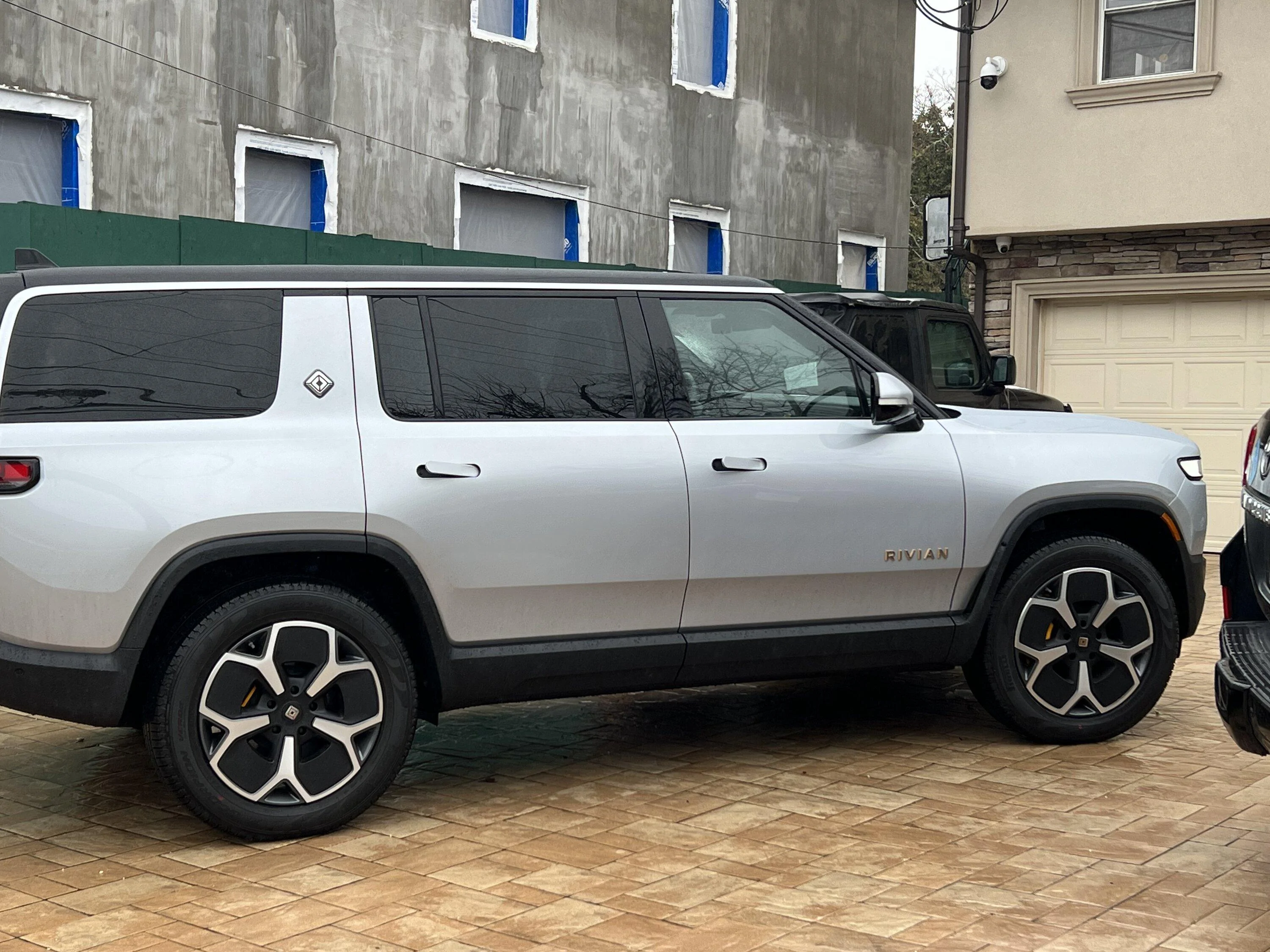 Rivian R1T R1S R1S LA Silver new delivery estimates 7512B5F2-B545-4921-899C-3ADD474C768B