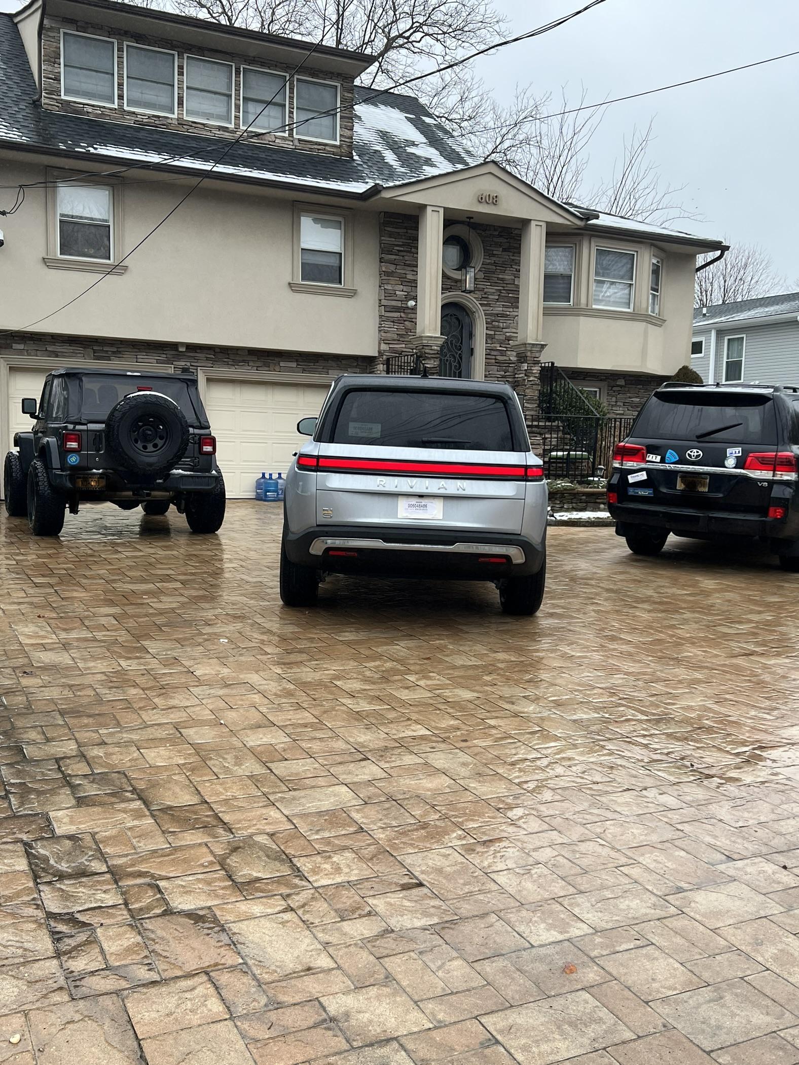 Rivian R1T R1S R1S LA Silver new delivery estimates F18BC6A1-FD6A-456C-B427-B9752F65C953