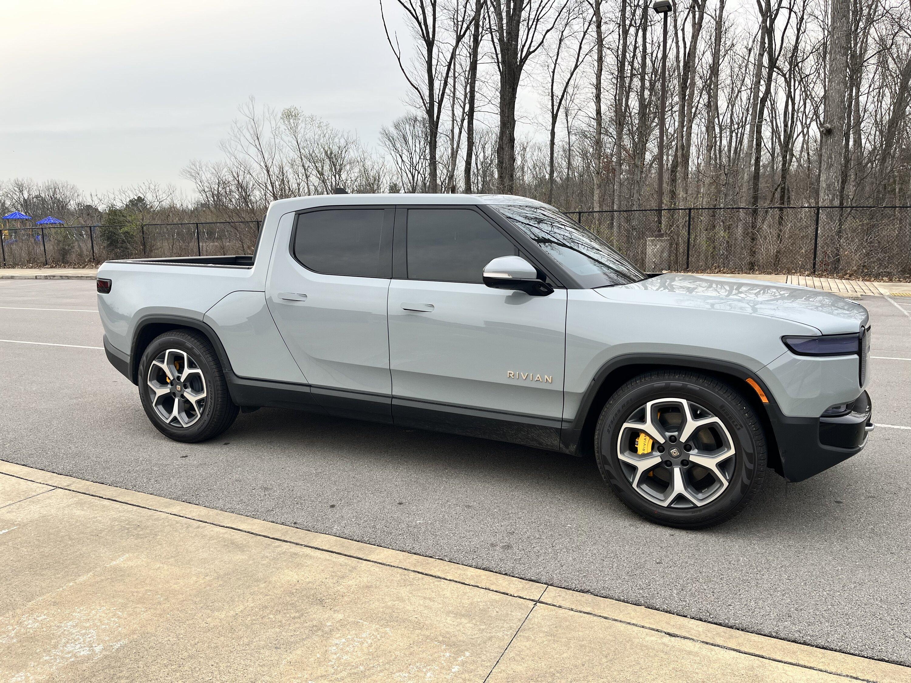 Rivian R1T R1S LIMESTONE R1T Photos 2247584A-DC7E-47CB-ADC1-54E4956DE1C9
