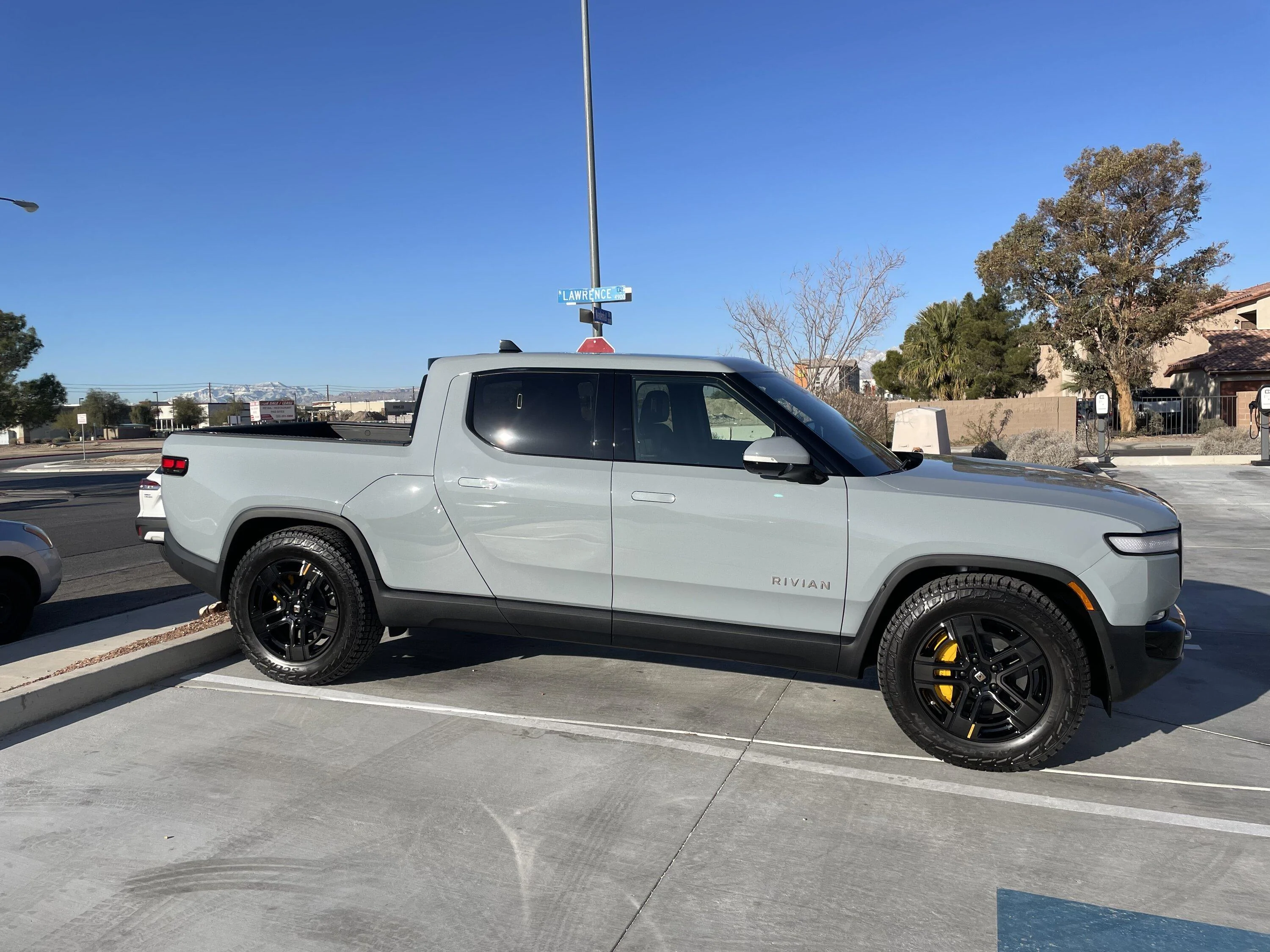 Rivian R1T R1S Delivered! 49373315-BE99-40C5-B22F-A9FFC3FF0631