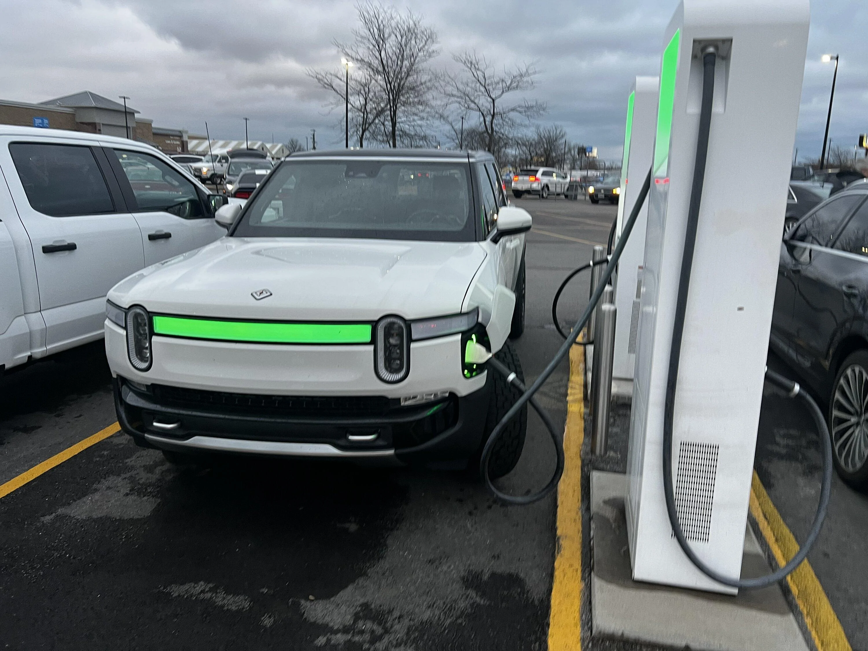 Rivian R1T R1S ? GLACIER WHITE R1S  Photos img_8455-jpeg