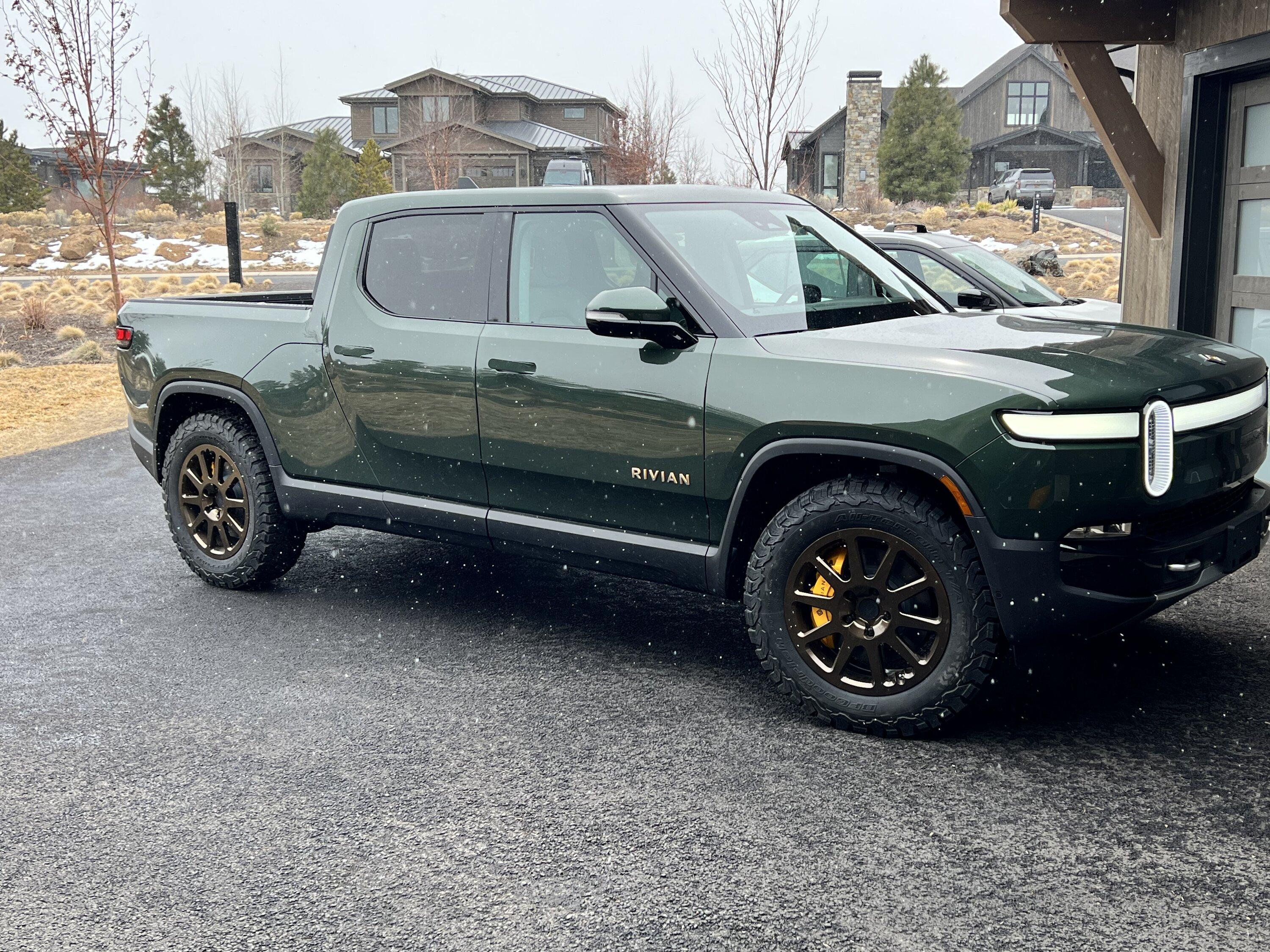 Rivian R1T R1S FOREST GREEN R1T Photos F7B119B6-8B2E-4590-AE81-23CBED1C4BCC