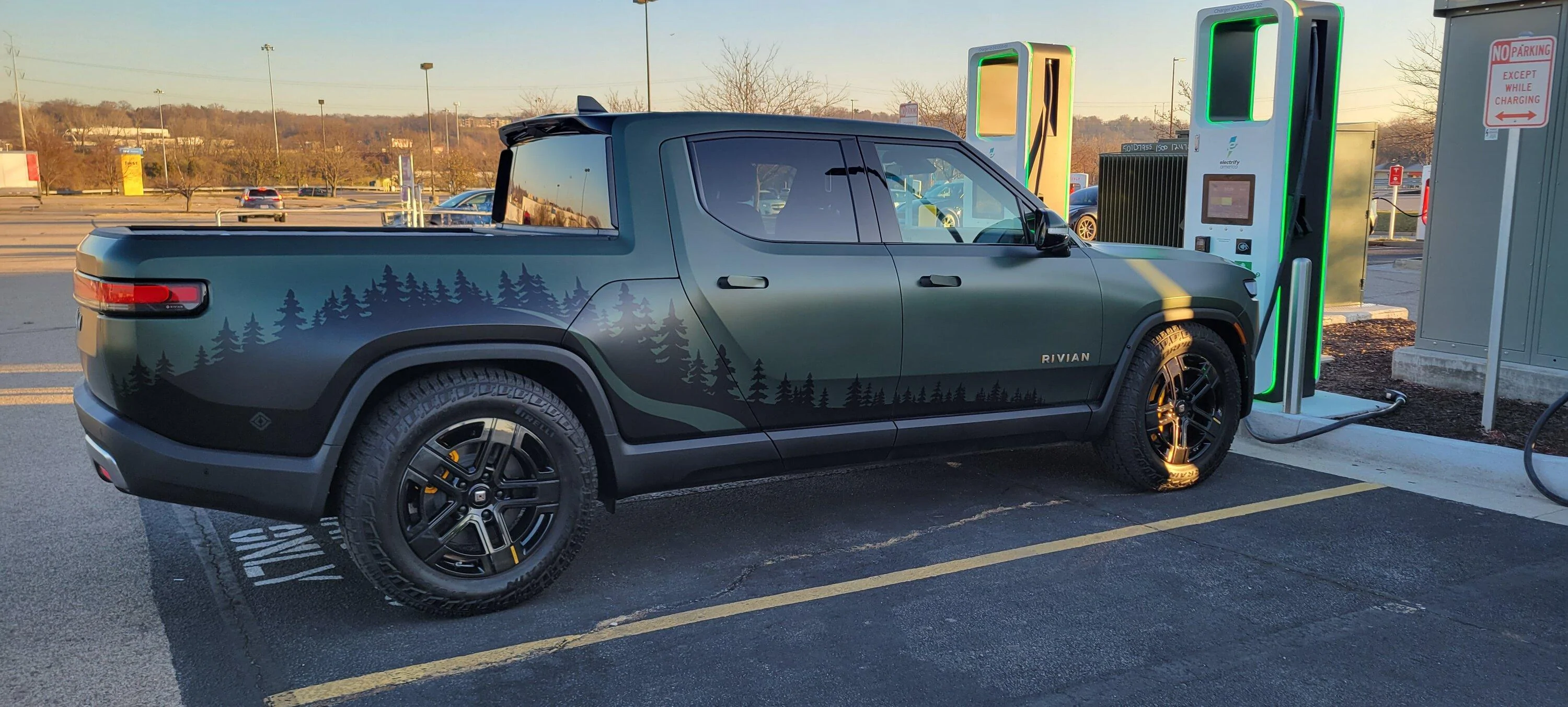 Rivian R1T R1S FOREST GREEN R1T Photos 20221123_081304