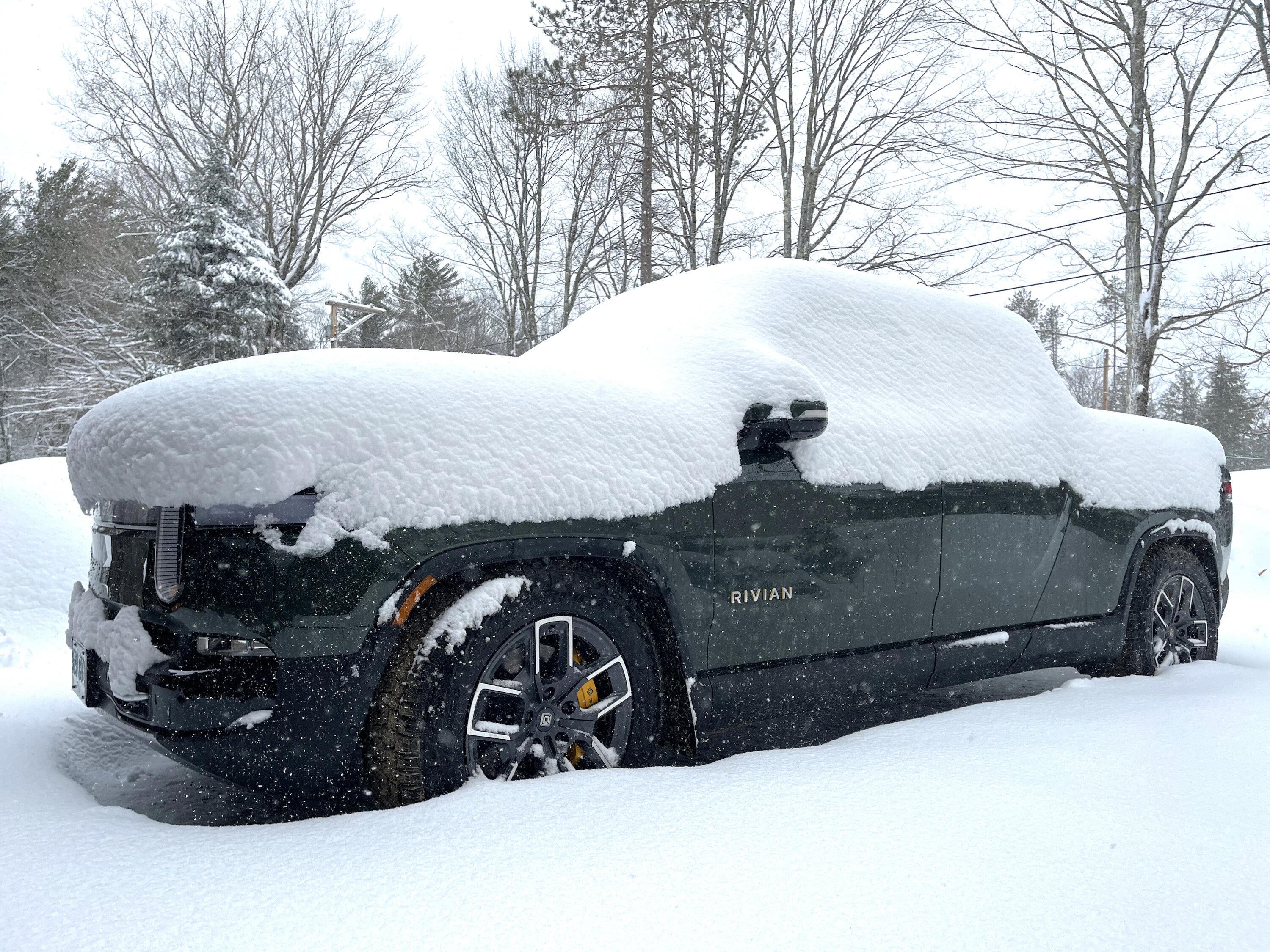 Rivian R1T R1S FOREST GREEN R1T Photos R1T_NHsnow