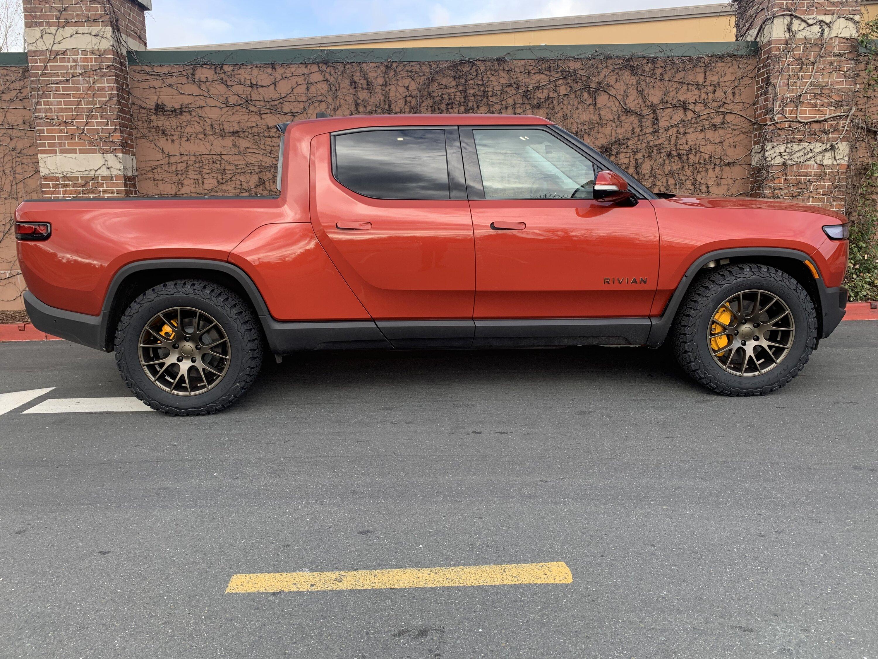 Rivian R1T R1S BFG 285/60/20 tires with 20" aftermarket wheels installed (+ blacked out badges & light bars tint) 77c2cb70-b624-457f-b4b8-40806cf70a86-jpe