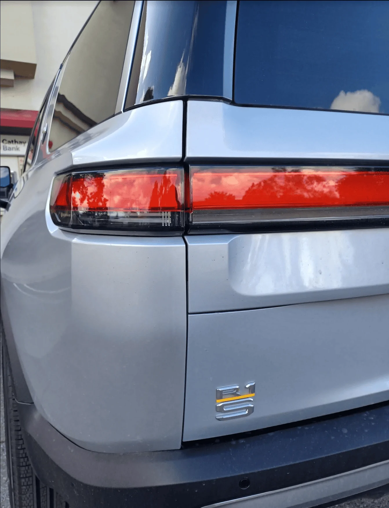 Rivian R1T R1S R1S LA Silver new delivery estimates R1S-tailgat