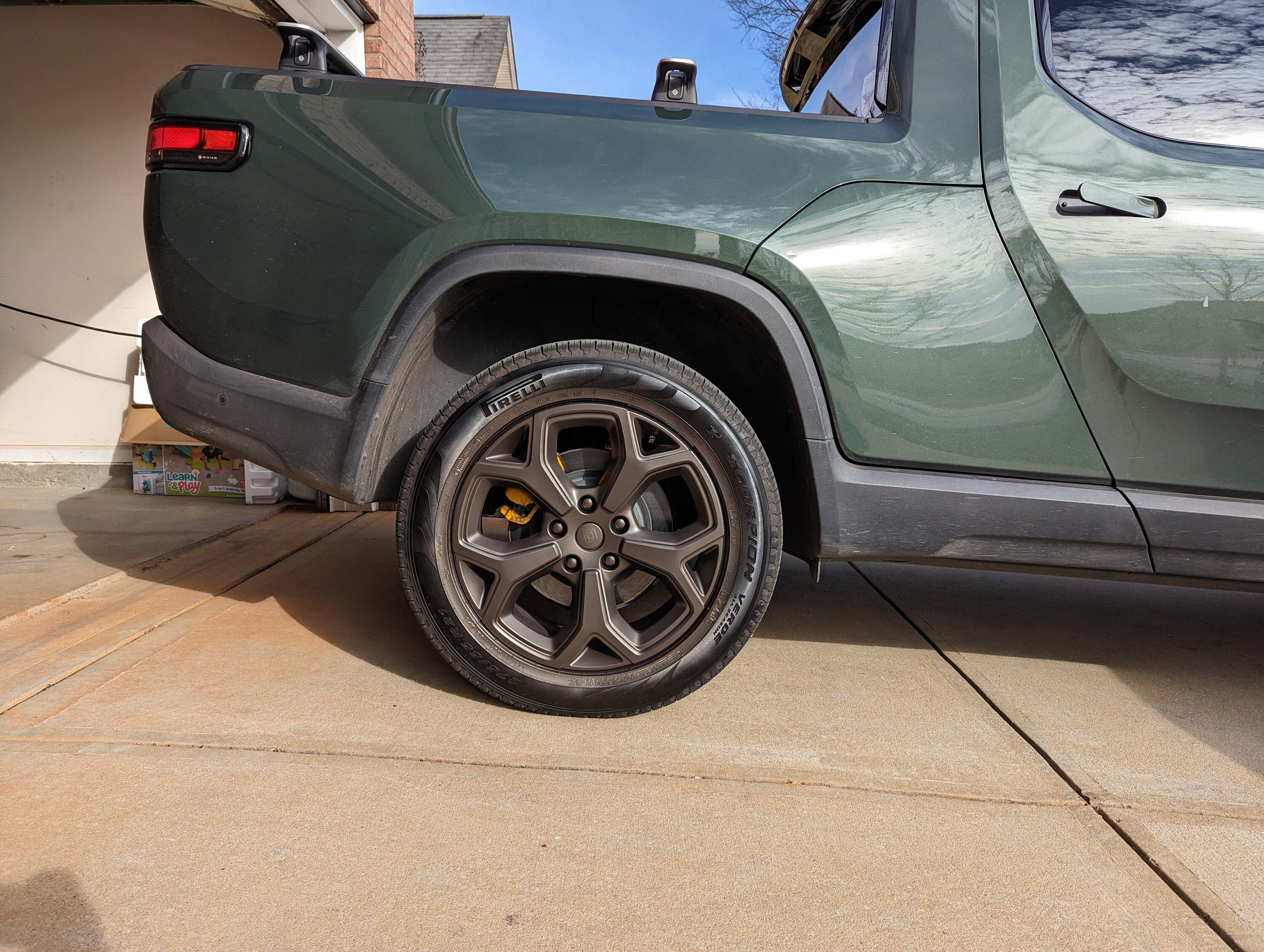 Rivian R1T R1S FOREST GREEN R1T Photos PXL_20230308_211321390