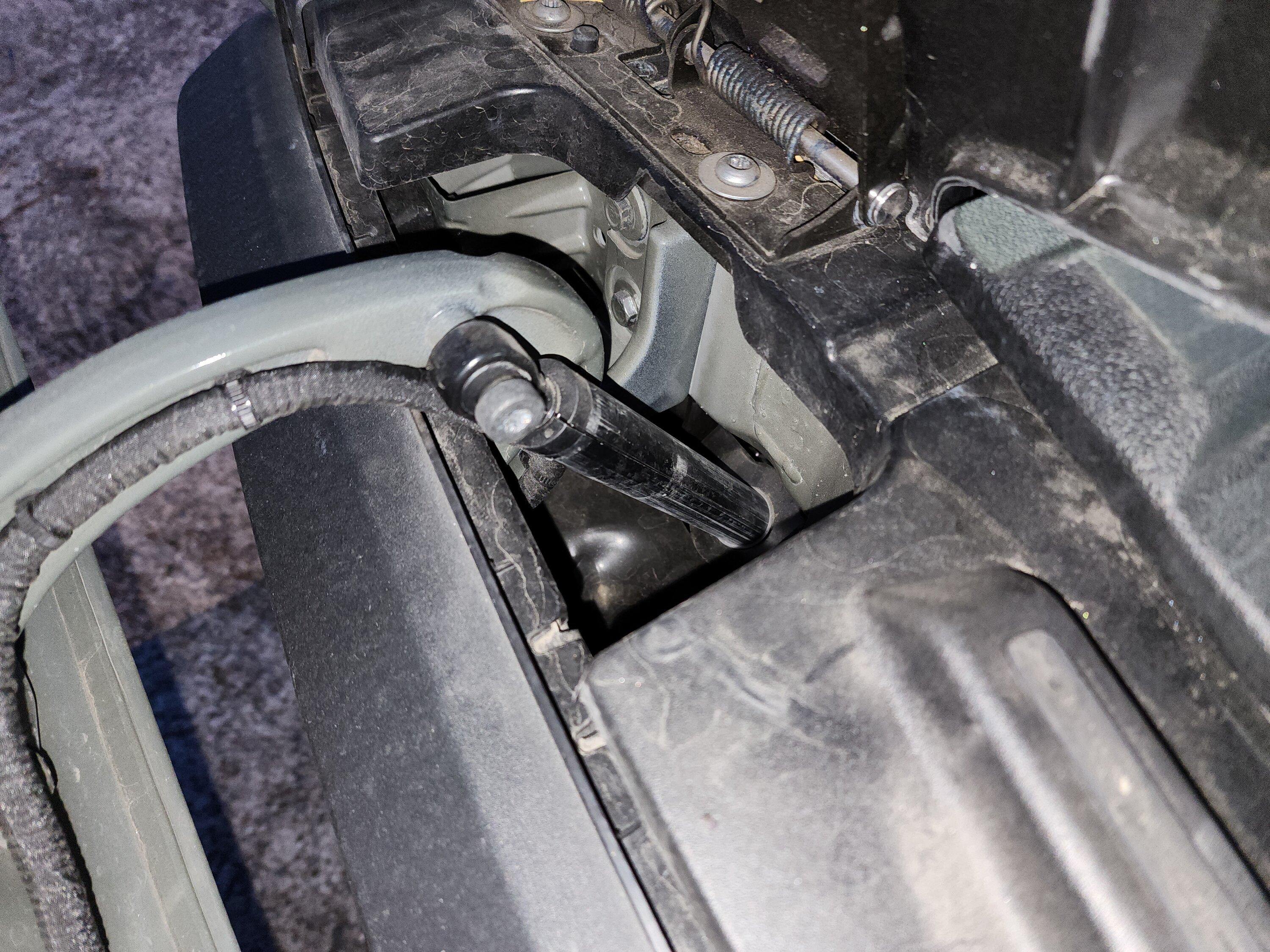 Rivian R1T R1S Tailgate Strut Cracked 20230305_185712