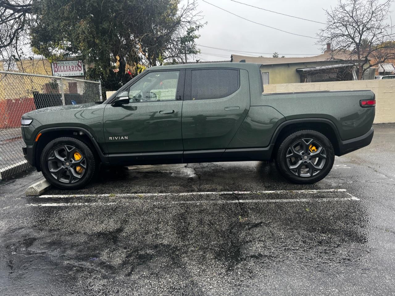 Rivian R1T R1S FOREST GREEN R1T Photos 3B07B93E-03CC-4EB0-8B6E-DFF15EF150EB