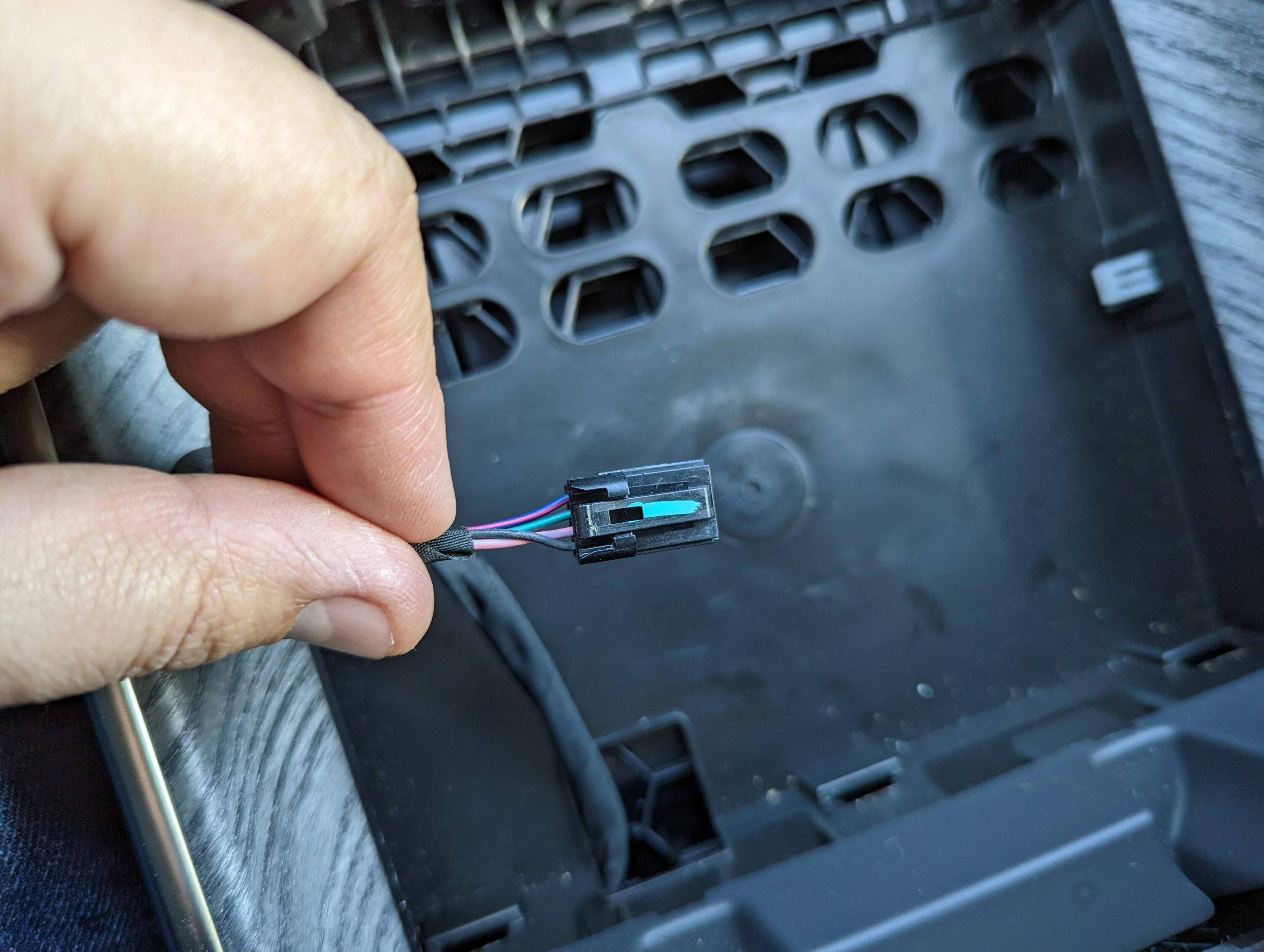 Rivian R1T R1S NEW - RIVIPARTS Ultimate MagSafe Charging Pad Kit PXL_20230311_000723766