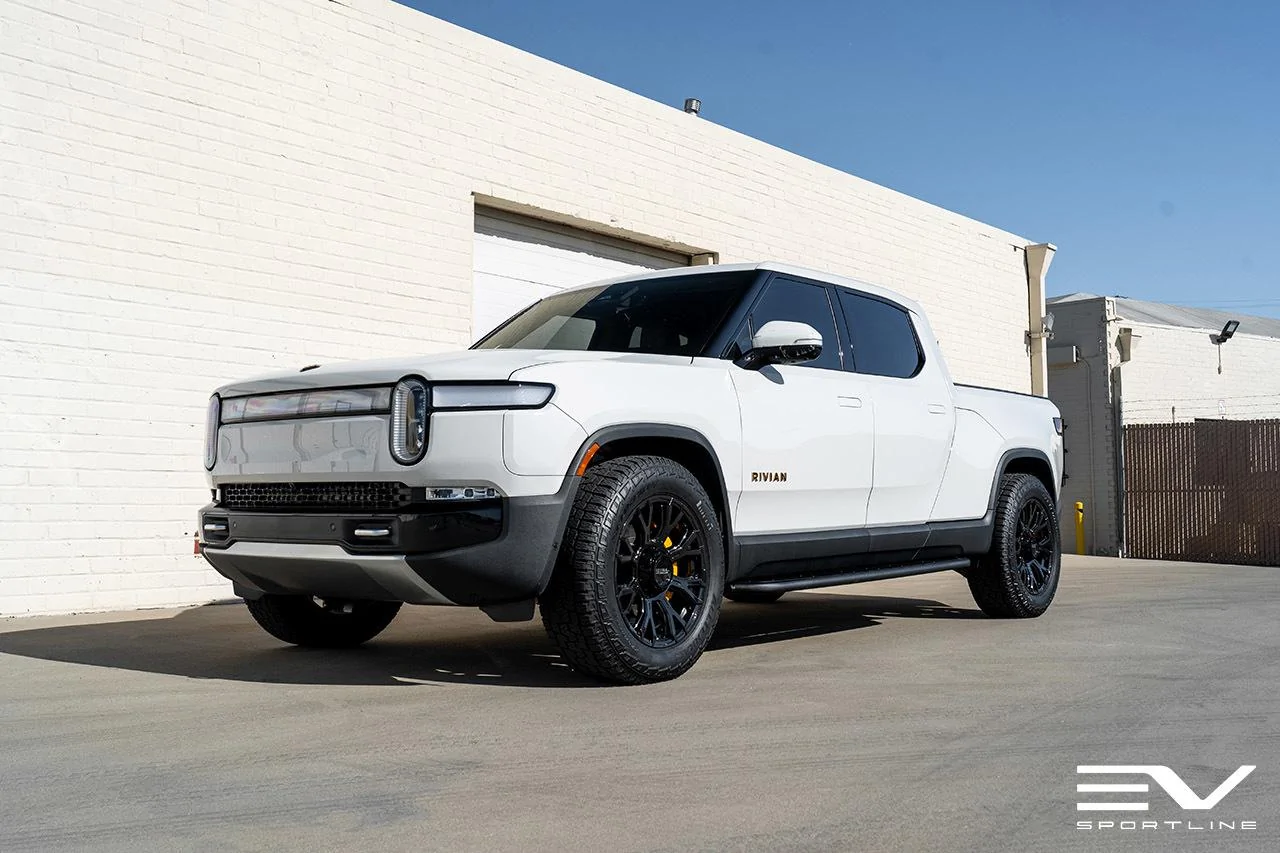 Rivian R1T R1S Take FIVE on Custom Wheels, Curious which you prefer? cig-cozy-gallery-12584vID-glacier-white-rivian-r1t-aftermarket-running-boards-wm-1-xxl