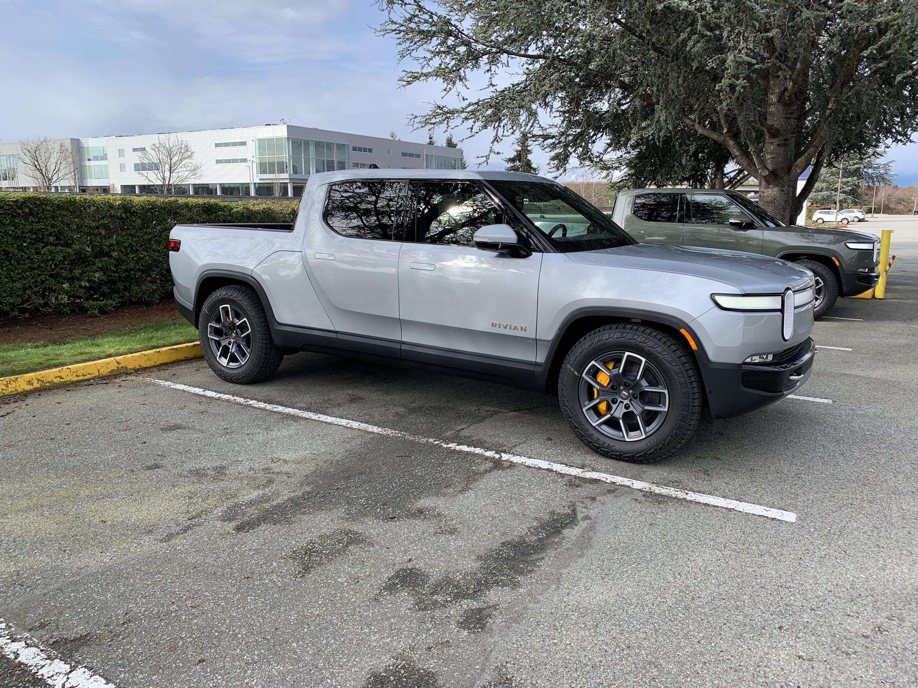 Rivian R1T R1S LA SILVER Rivian Photos EPXU7413[1].JPG
