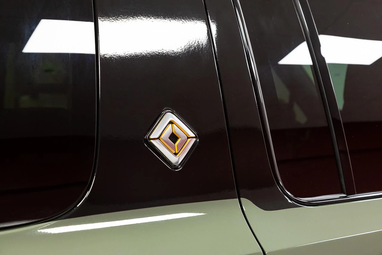 Rivian R1T R1S R1S 'C-Pillar' Delete / Blackout vinyl wrap kit has launched! DIY friendly 1ev-rivian-r1s-c-pillar-blackout-kit-gloss-3