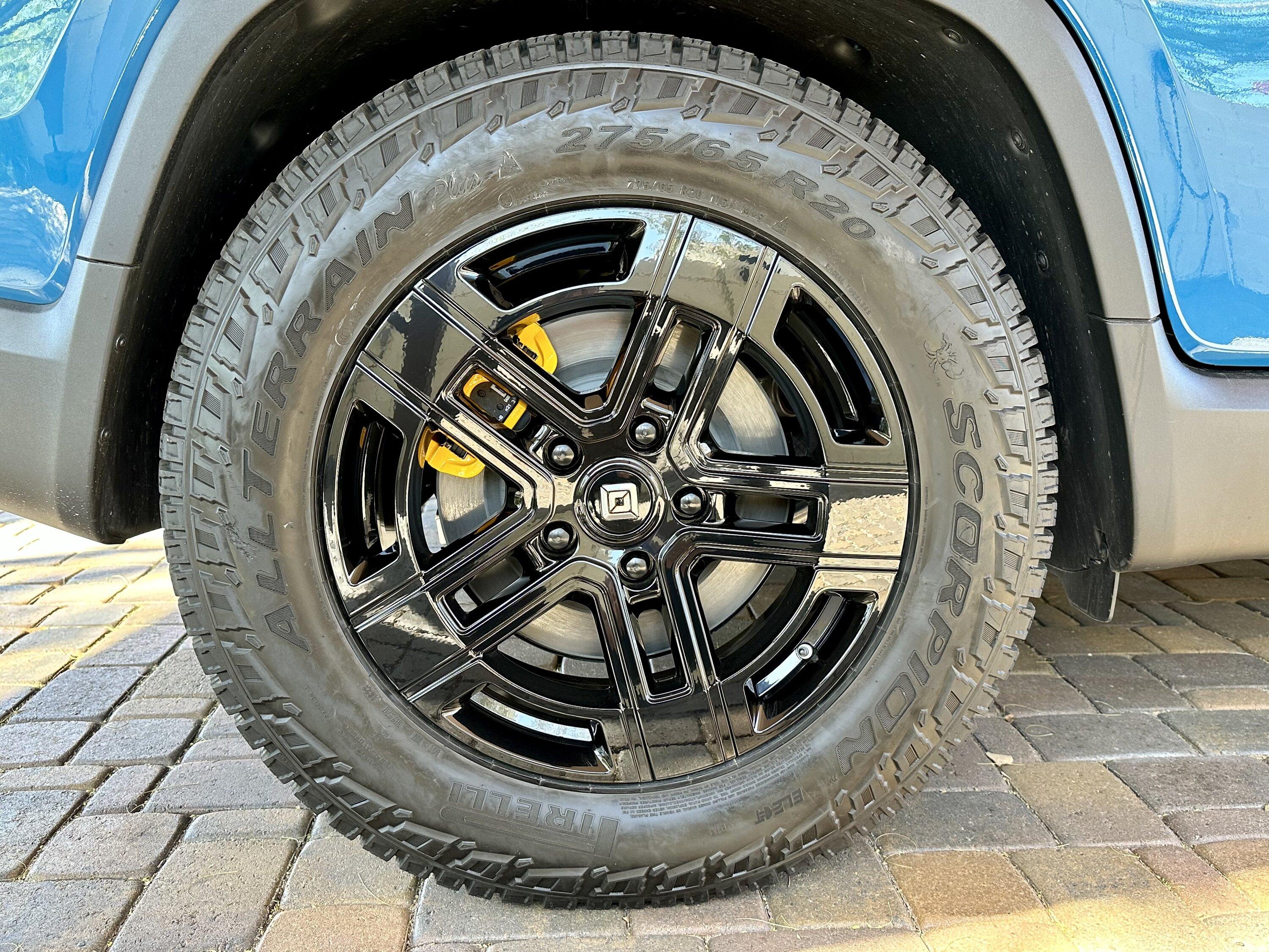 Rivian R1T R1S A/T Brights Powdercoated to Glossy Black 055EB78F-384E-4856-B0A8-4760BC8A8D07
