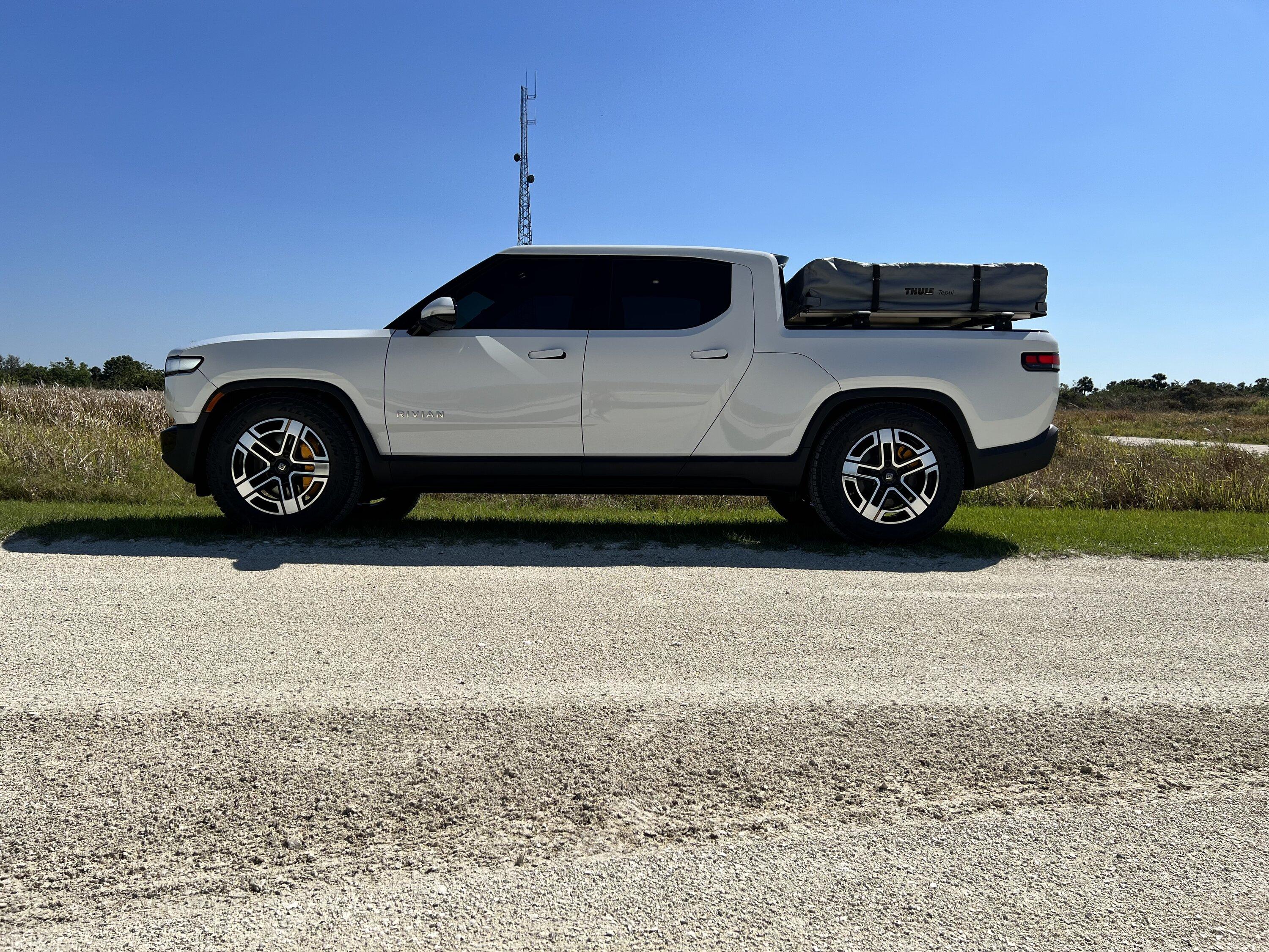 Rivian R1T R1S GLACIER WHITE R1T  Photos IMG_4743