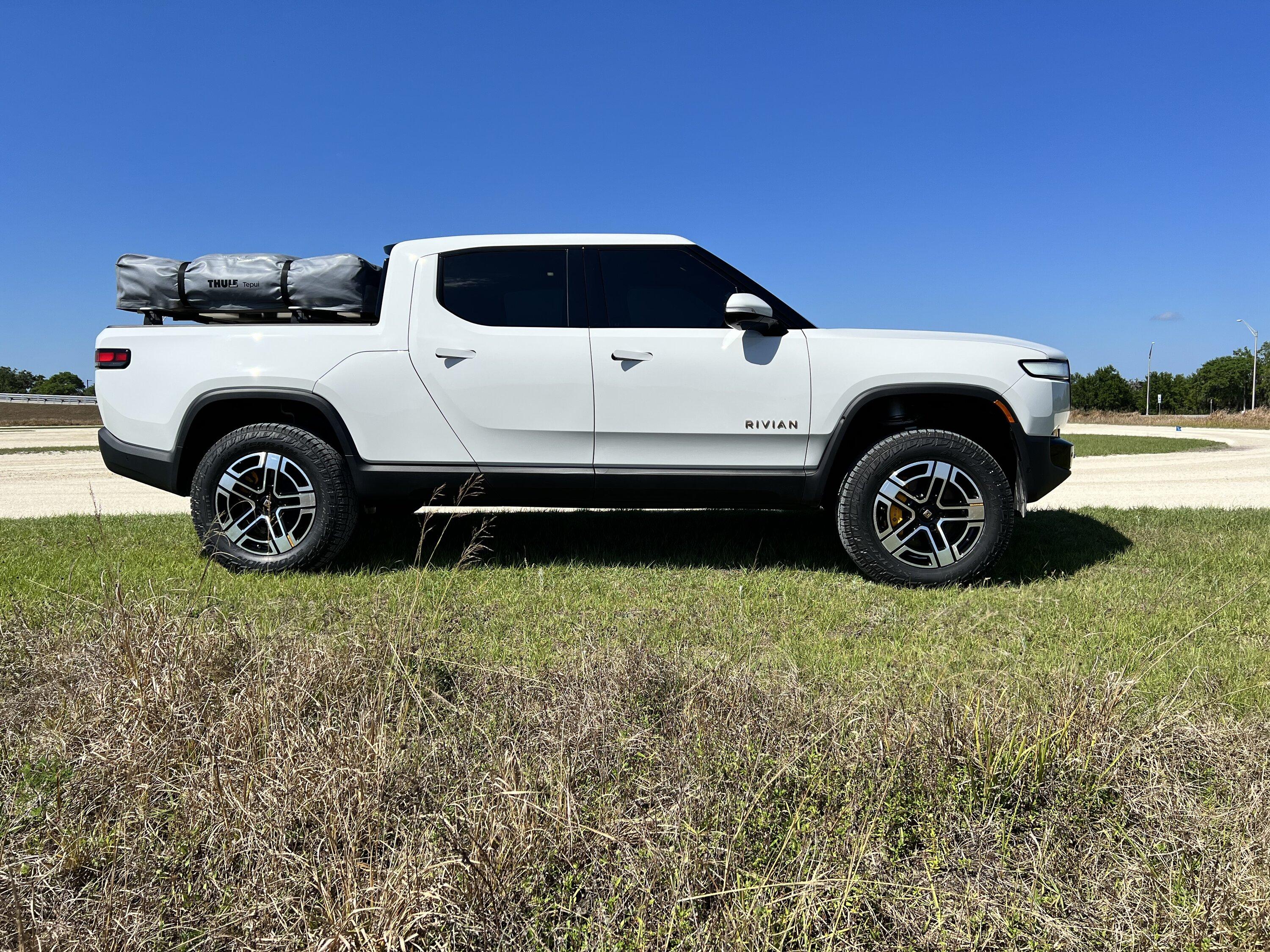 Rivian R1T R1S GLACIER WHITE R1T  Photos IMG_4748