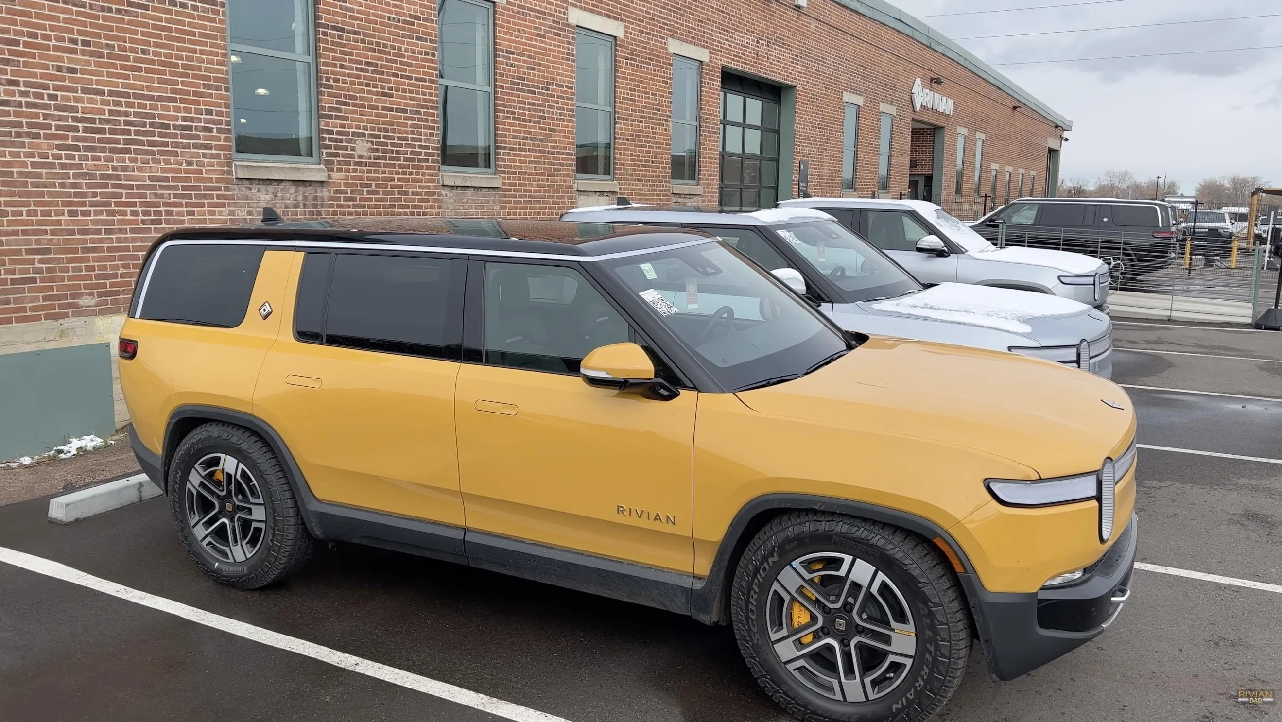 Rivian R1T R1S ? COMPASS YELLOW R1S  Photos Compass Yellow R1S SUV