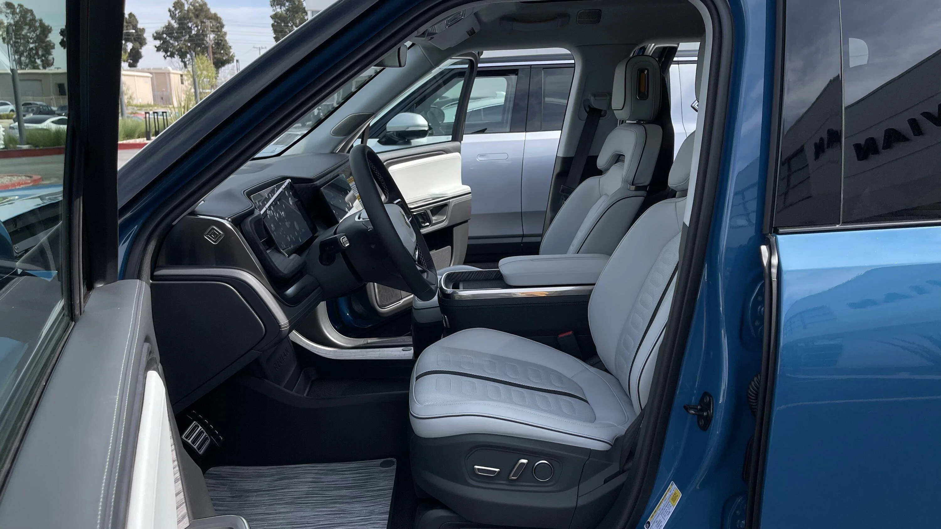 Rivian R1T R1S latest VIN for R1S 21A76062-0FCE-4B99-A950-4E7A3F30BC2C