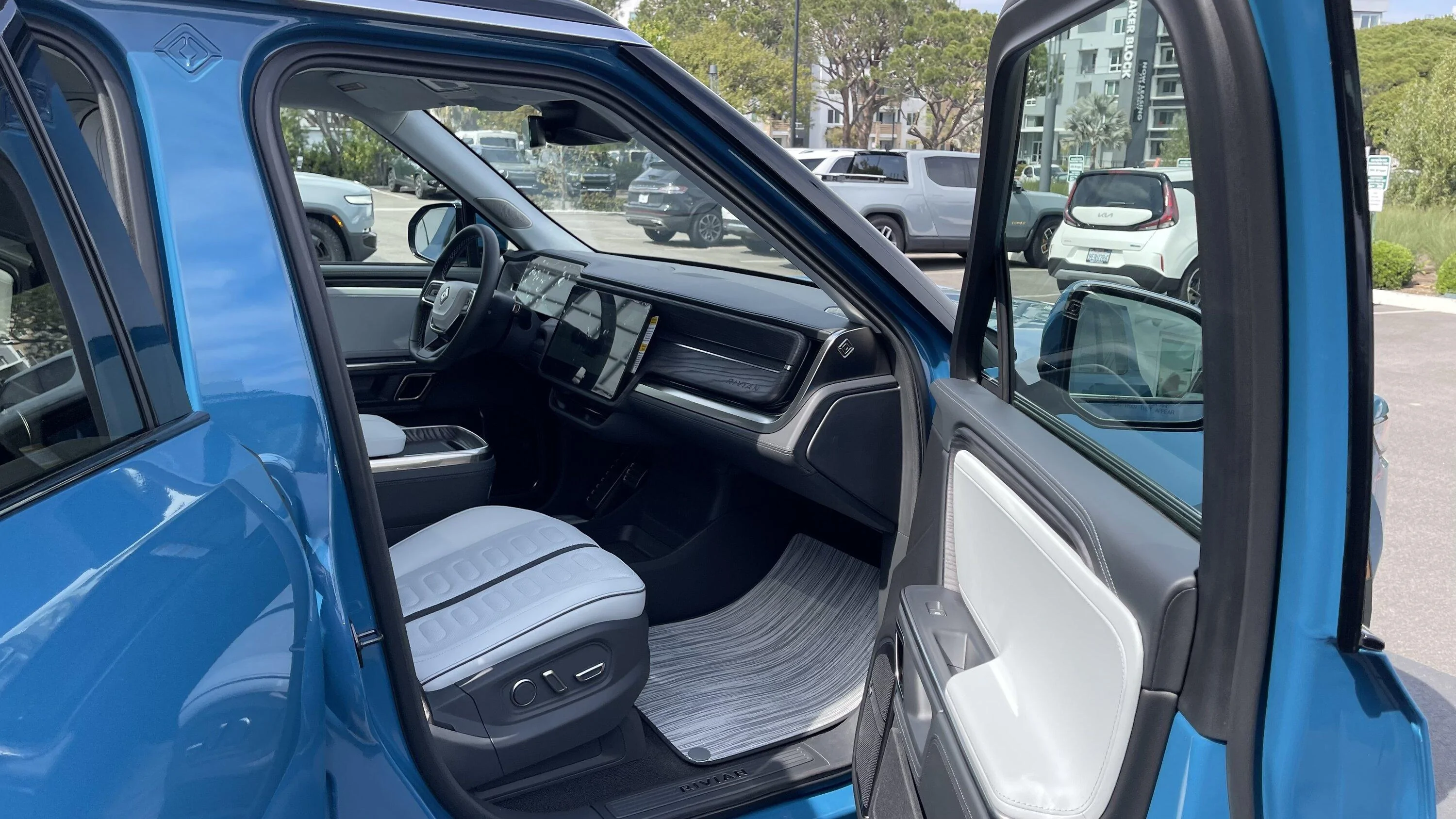 Rivian R1T R1S Confirmed by Rivian: R1S w/ Ocean Coast Interior - Deliveries Not Until Early 2023 909A297A-56AF-40C9-AA43-EDE95FF22E42