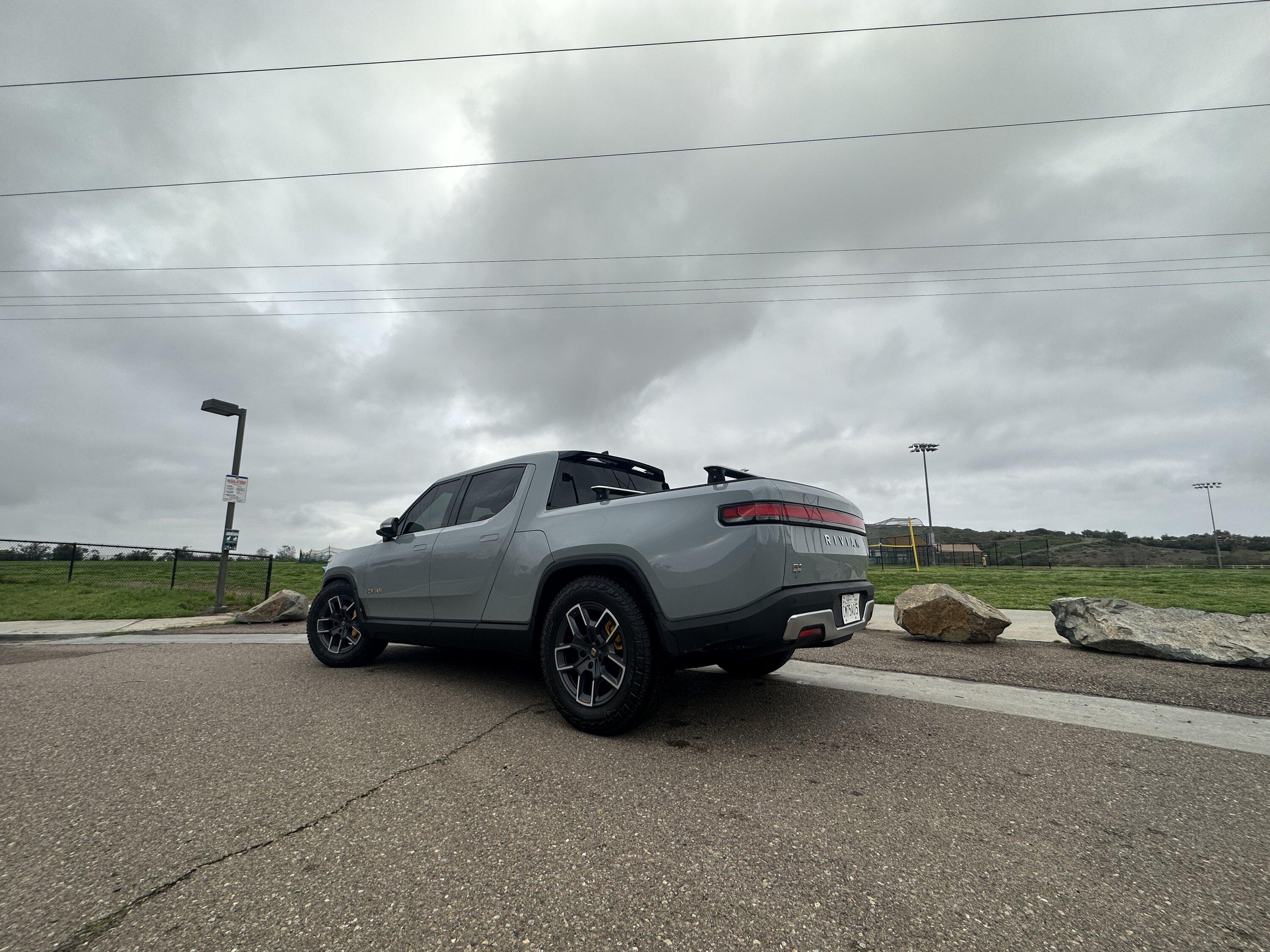 Rivian R1T R1S LIMESTONE R1T Photos BFCBA340-AAE2-411F-8359-BFB2F653ACEA