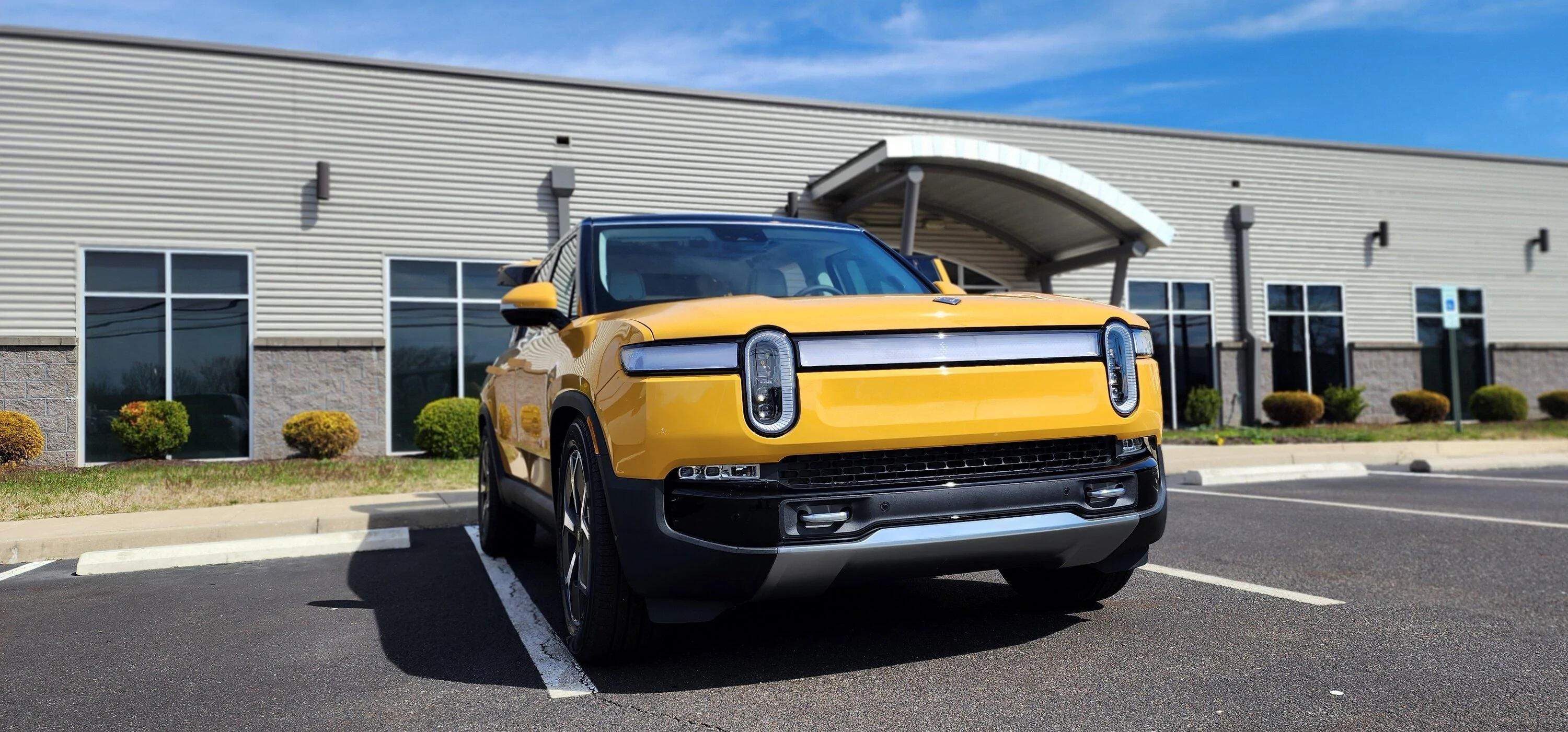 Rivian R1T R1S ? COMPASS YELLOW R1S  Photos 20230318_143525