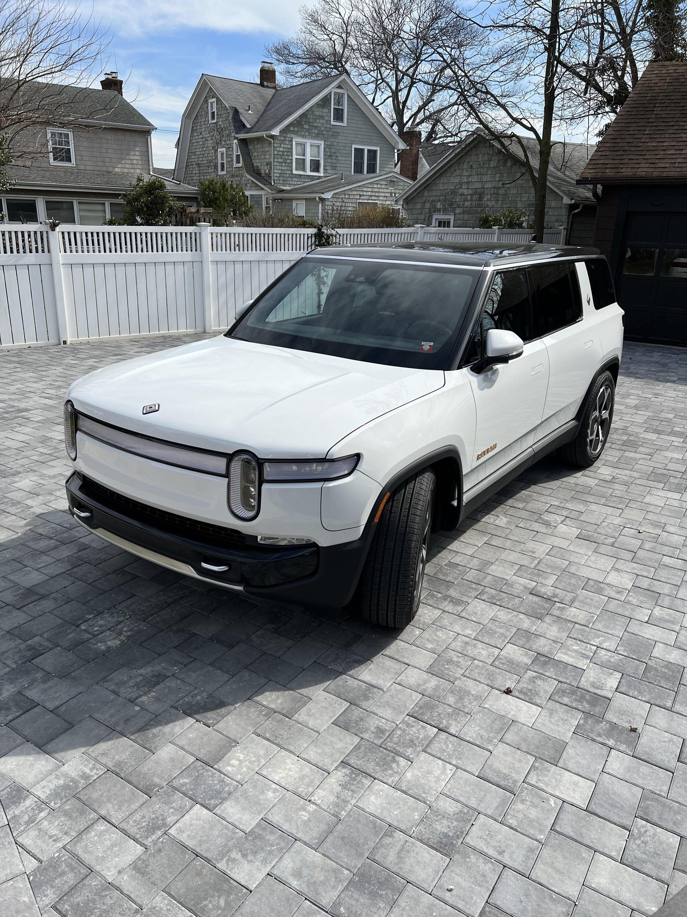 Rivian R1T R1S ? GLACIER WHITE R1S  Photos hq3zrmtviqoa1