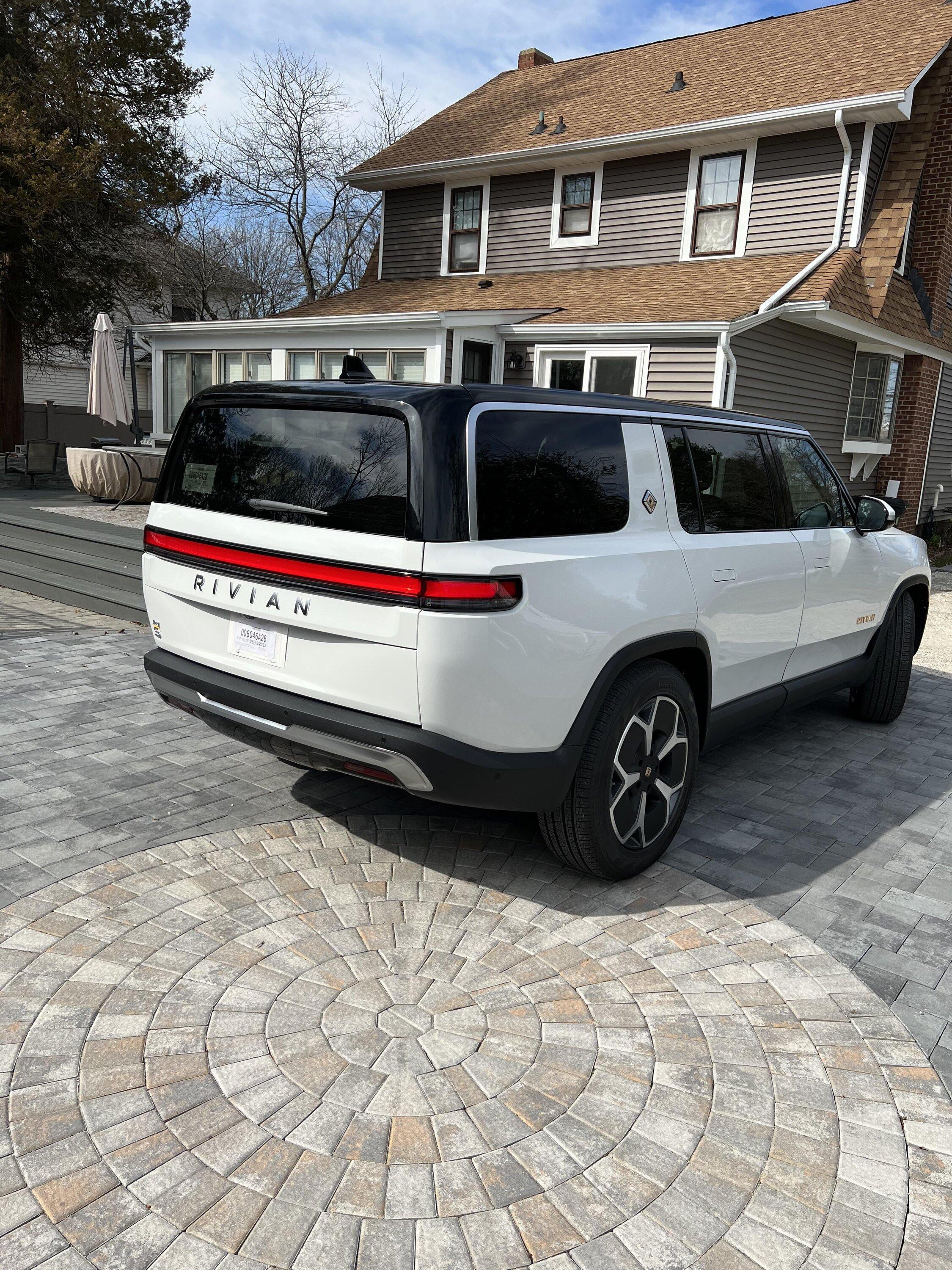Rivian R1T R1S ? GLACIER WHITE R1S  Photos u6lp2ntviqoa1