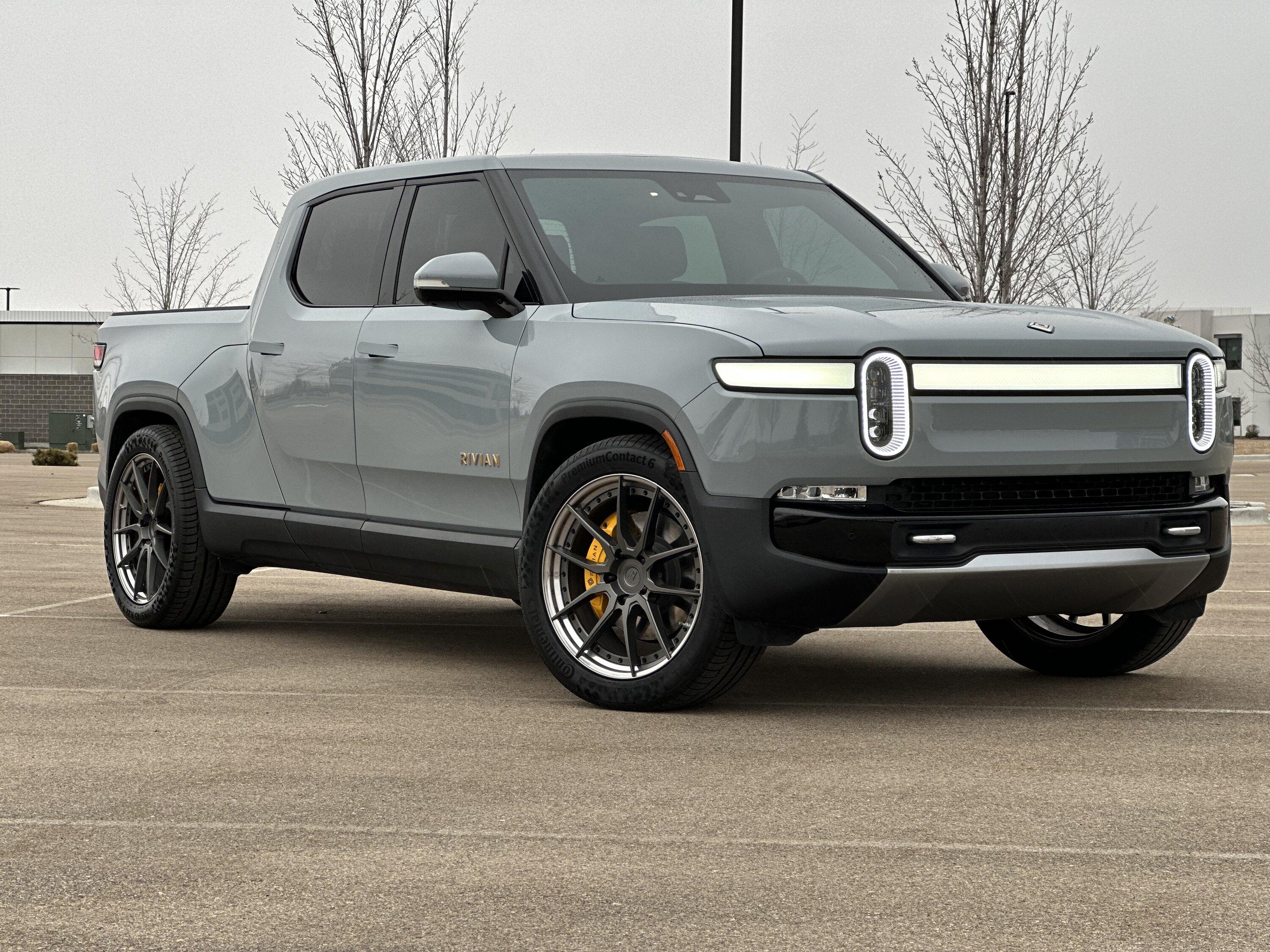 Rivian R1T R1S LIMESTONE R1T Photos 69A2DE83-EF13-4E9C-ACA8-43B089B27D93