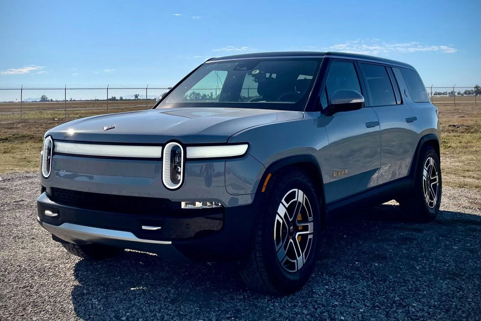 Rivian R1T R1S ? LIMESTONE R1S  Photos 2022_rivian_r1s_front_1600