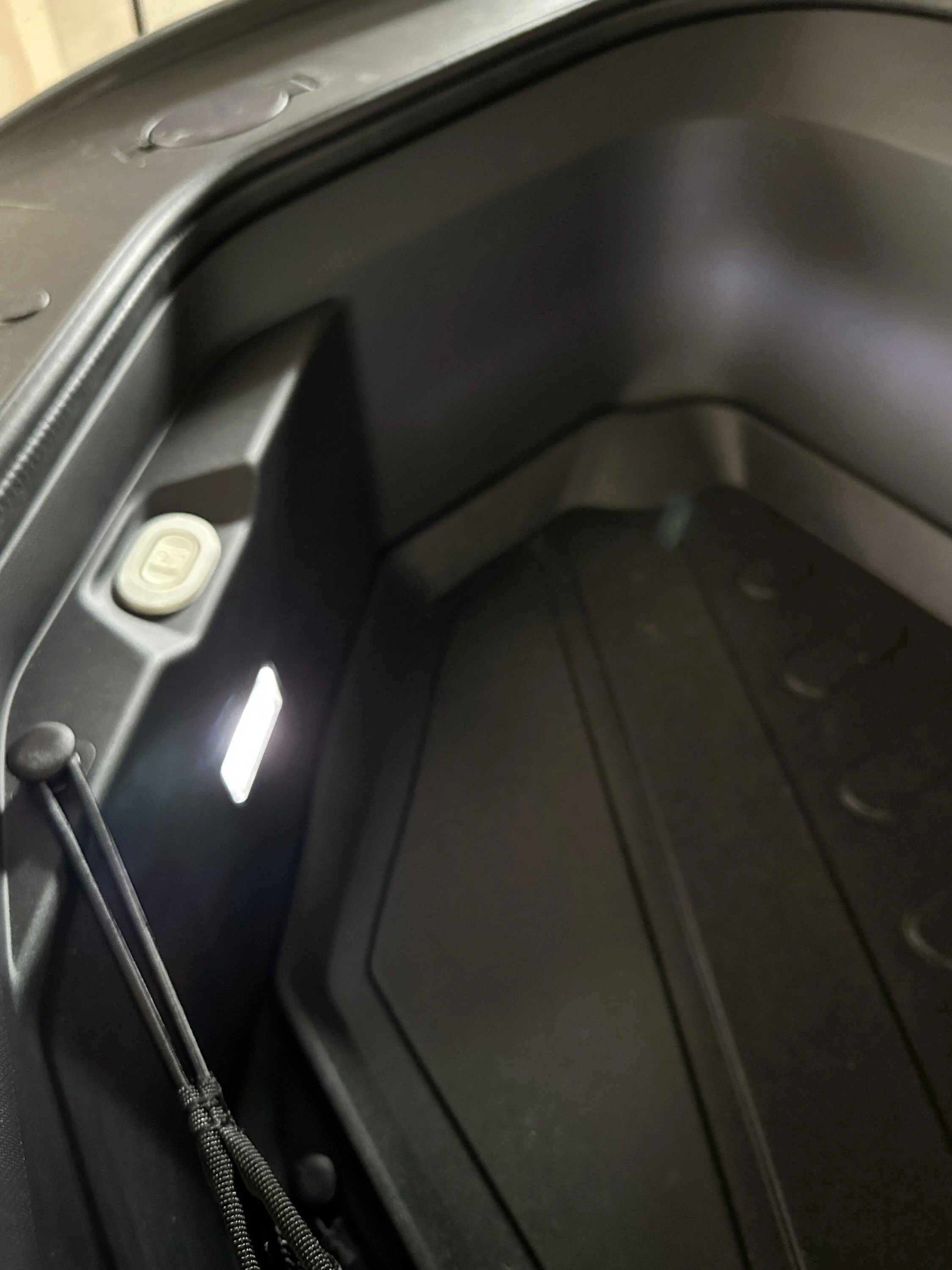 Rivian R1T R1S New aftermarket (manual) Tonneau Cover for Rivian R1T IMG_1098