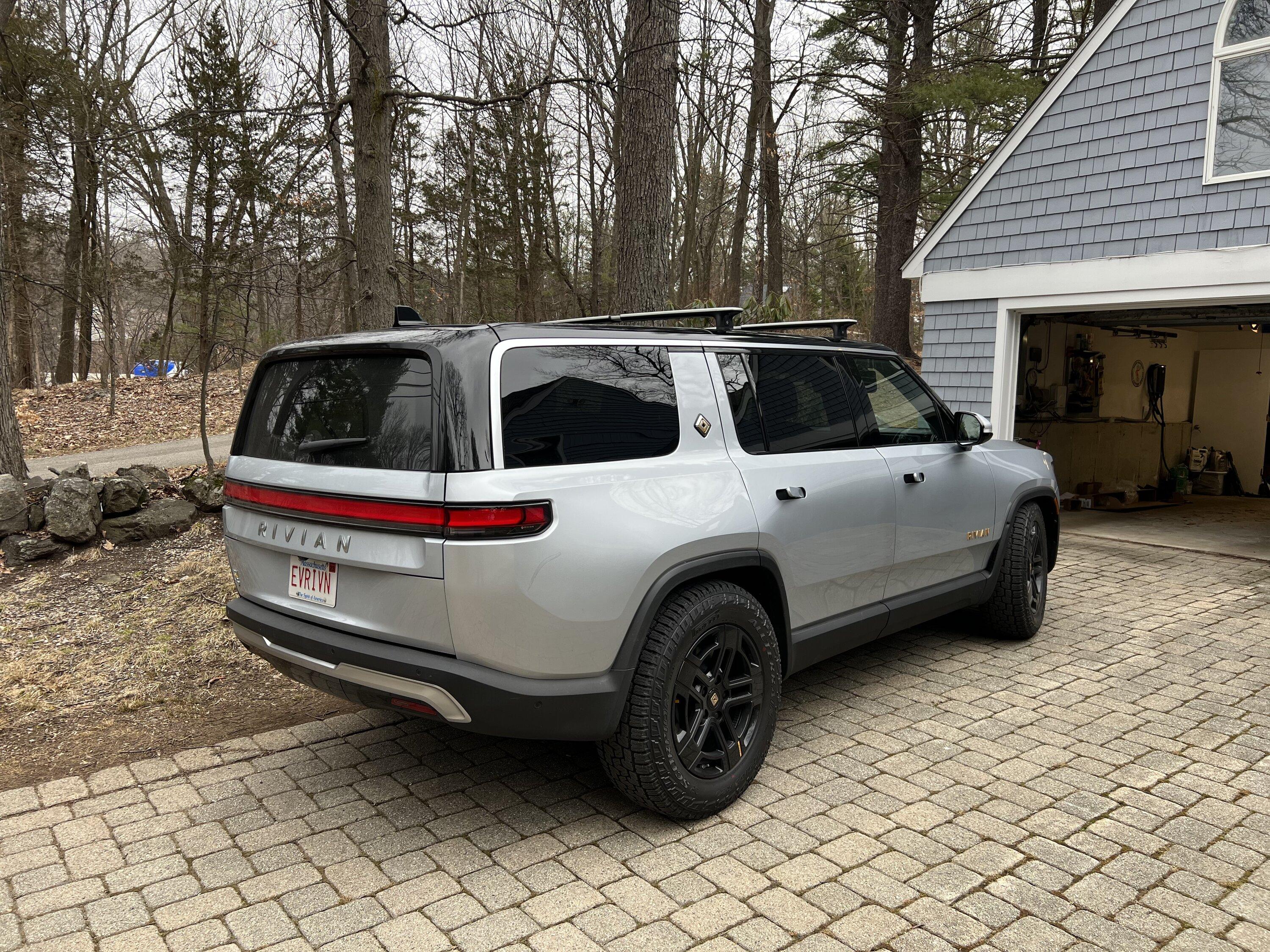 Rivian R1T R1S LA SILVER Rivian Photos FDA1175D-F129-49A5-B6D5-83EE0C0FF057