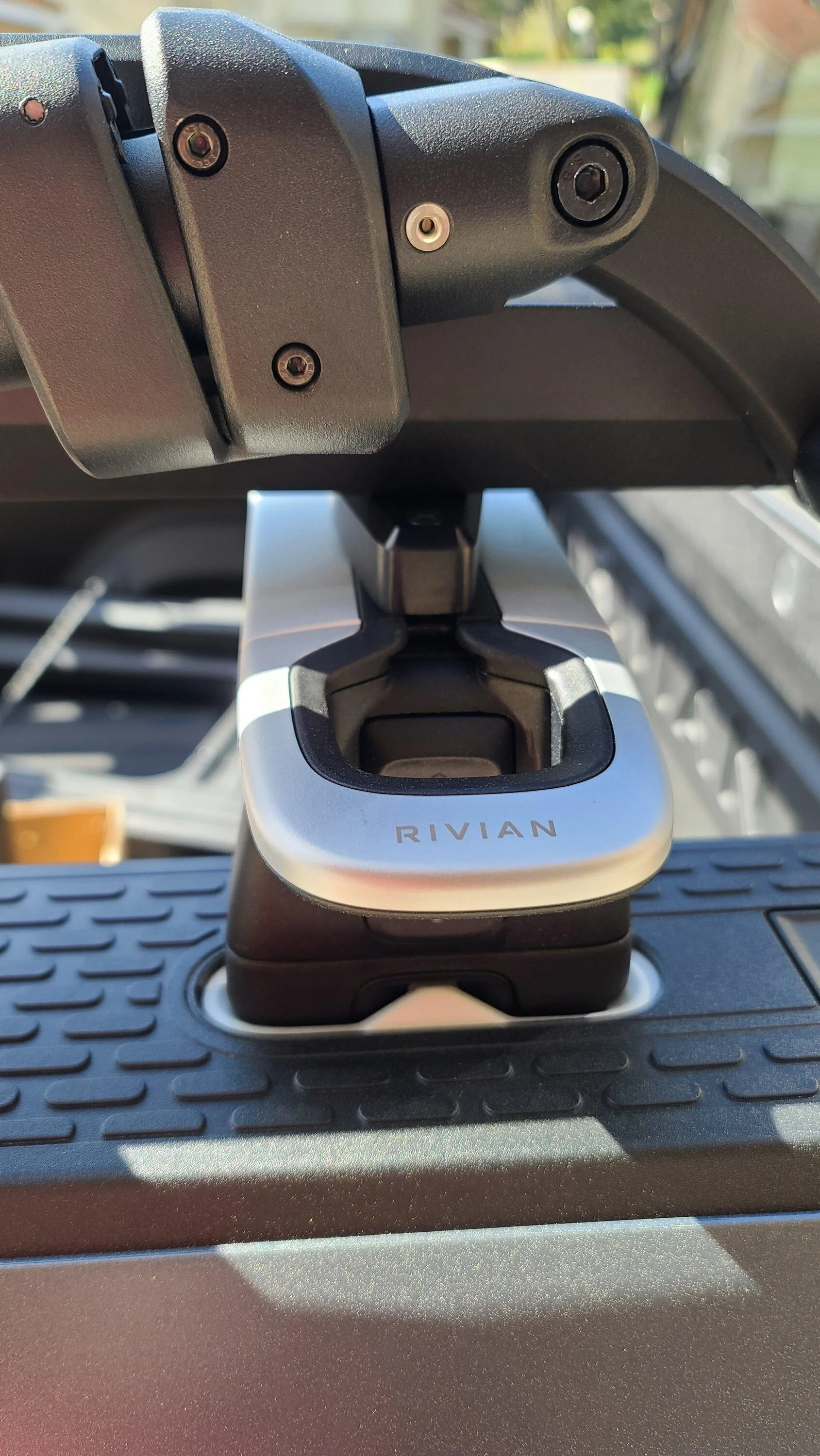 Rivian R1T R1S Küat: Piston® SR rack installed 20230325_154616