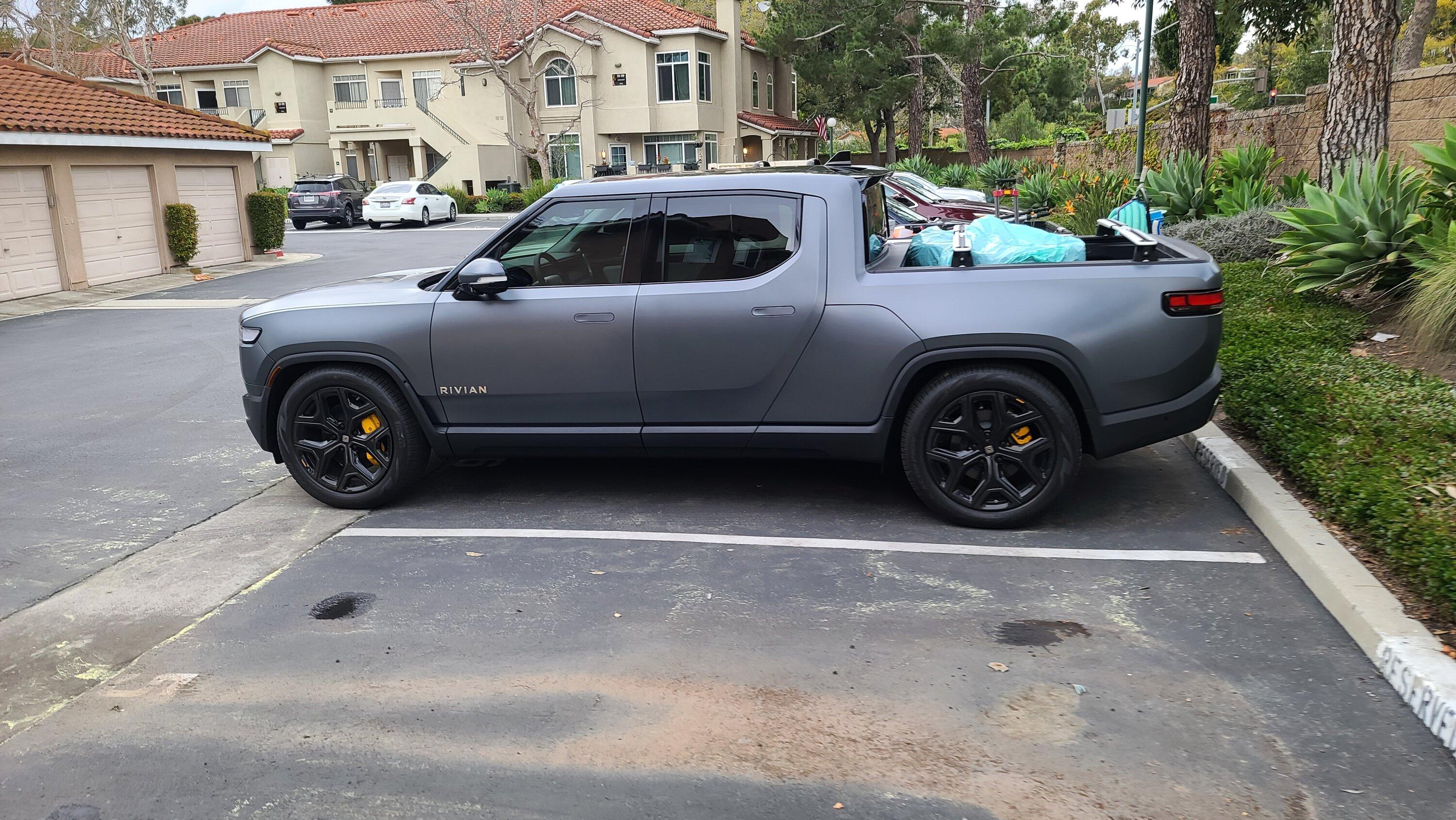 Rivian R1T R1S Küat: Piston® SR rack installed 20230320_173313