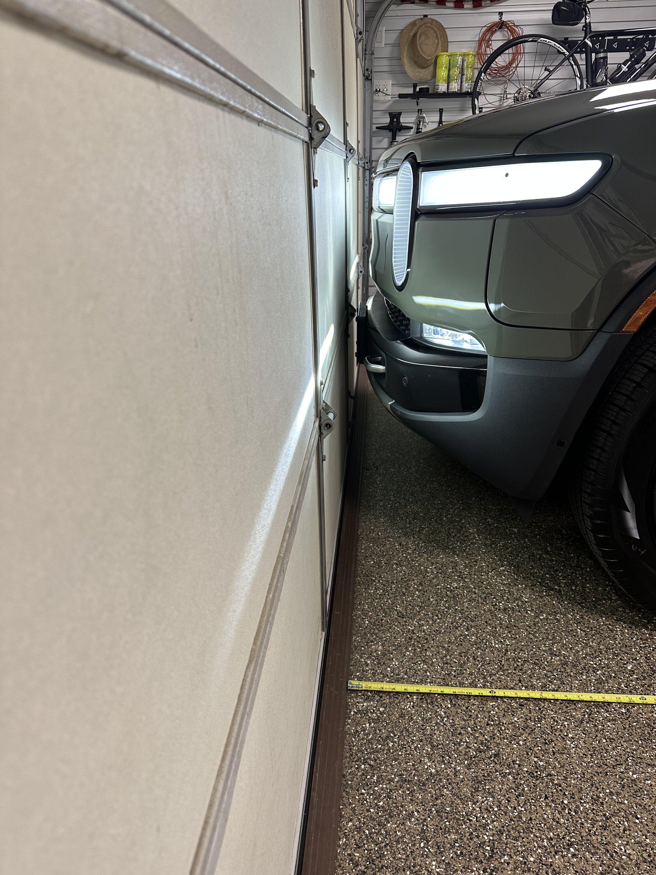 Rivian R1T R1S How to: TIGHT parking for R1S in garage 2CED85D0-51A5-4E86-8A17-522FBF47E648