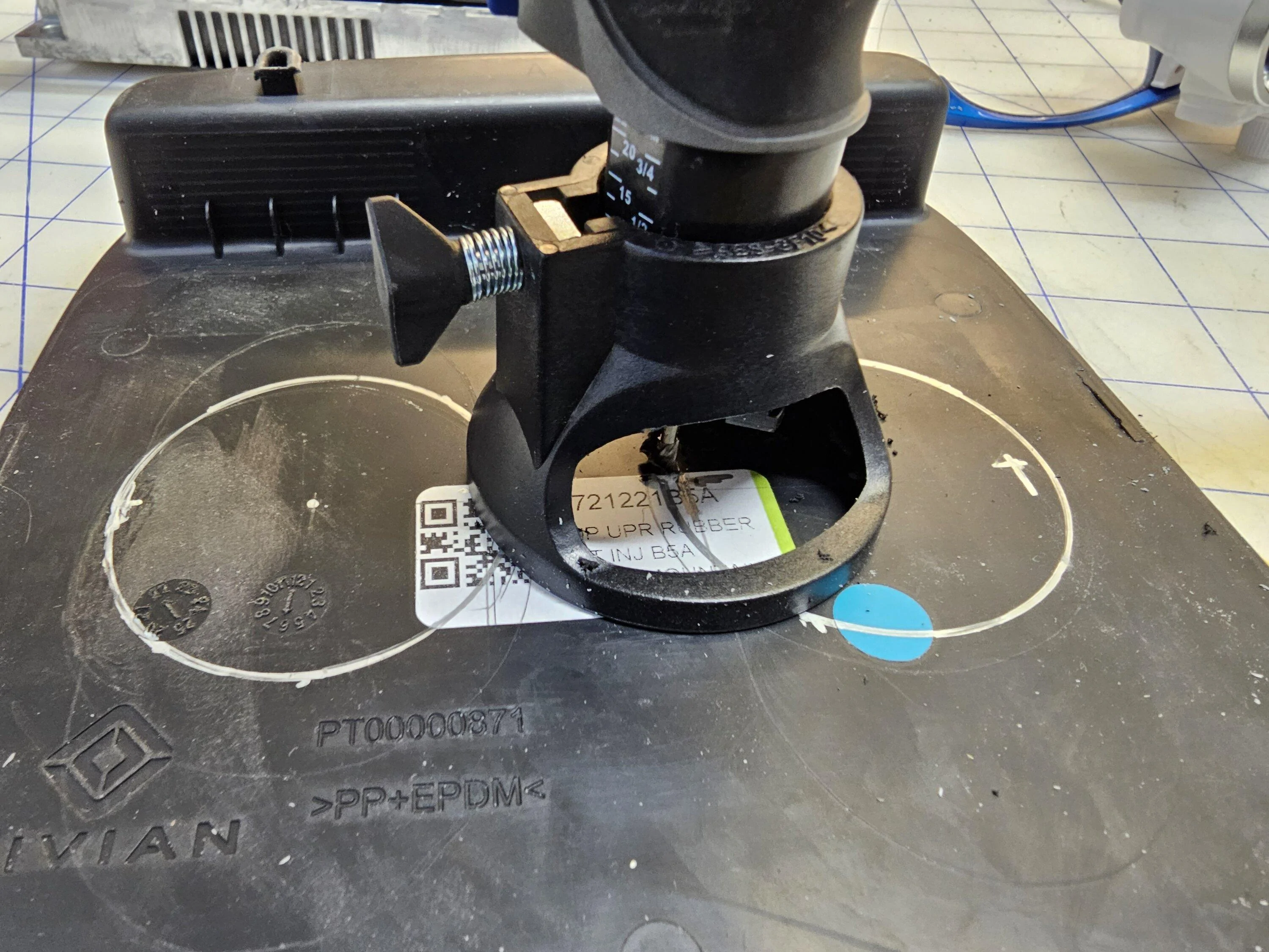 Rivian R1T R1S Working Magsafe / Magnetic Qi Wireless Charging Pad Install! - DIY Writeup 8