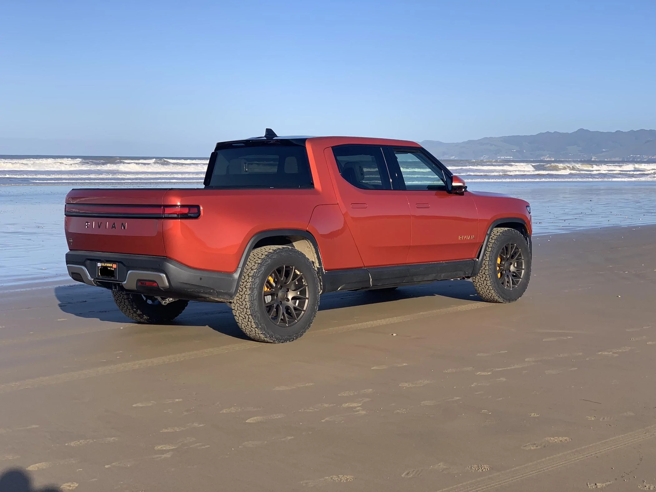 Rivian R1T R1S BFG 285/60/20 tires with 20" aftermarket wheels installed (+ blacked out badges & light bars tint) 779EFAEC-DE0C-4213-8F05-65B4038D765A