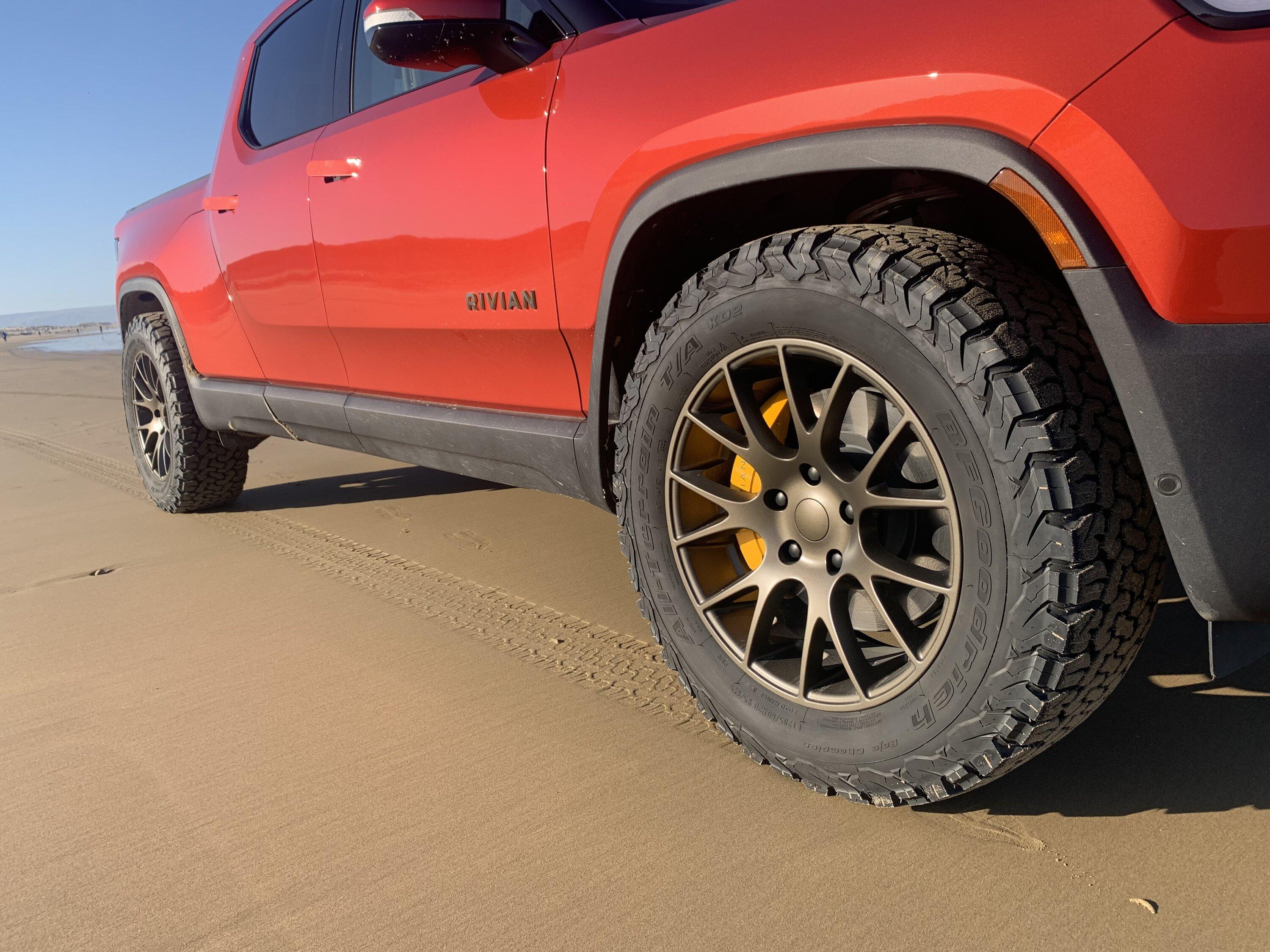 Rivian R1T R1S BFG 285/60/20 tires with 20" aftermarket wheels installed (+ blacked out badges & light bars tint) 86F965C2-C290-4CFC-AF1C-A00500625657