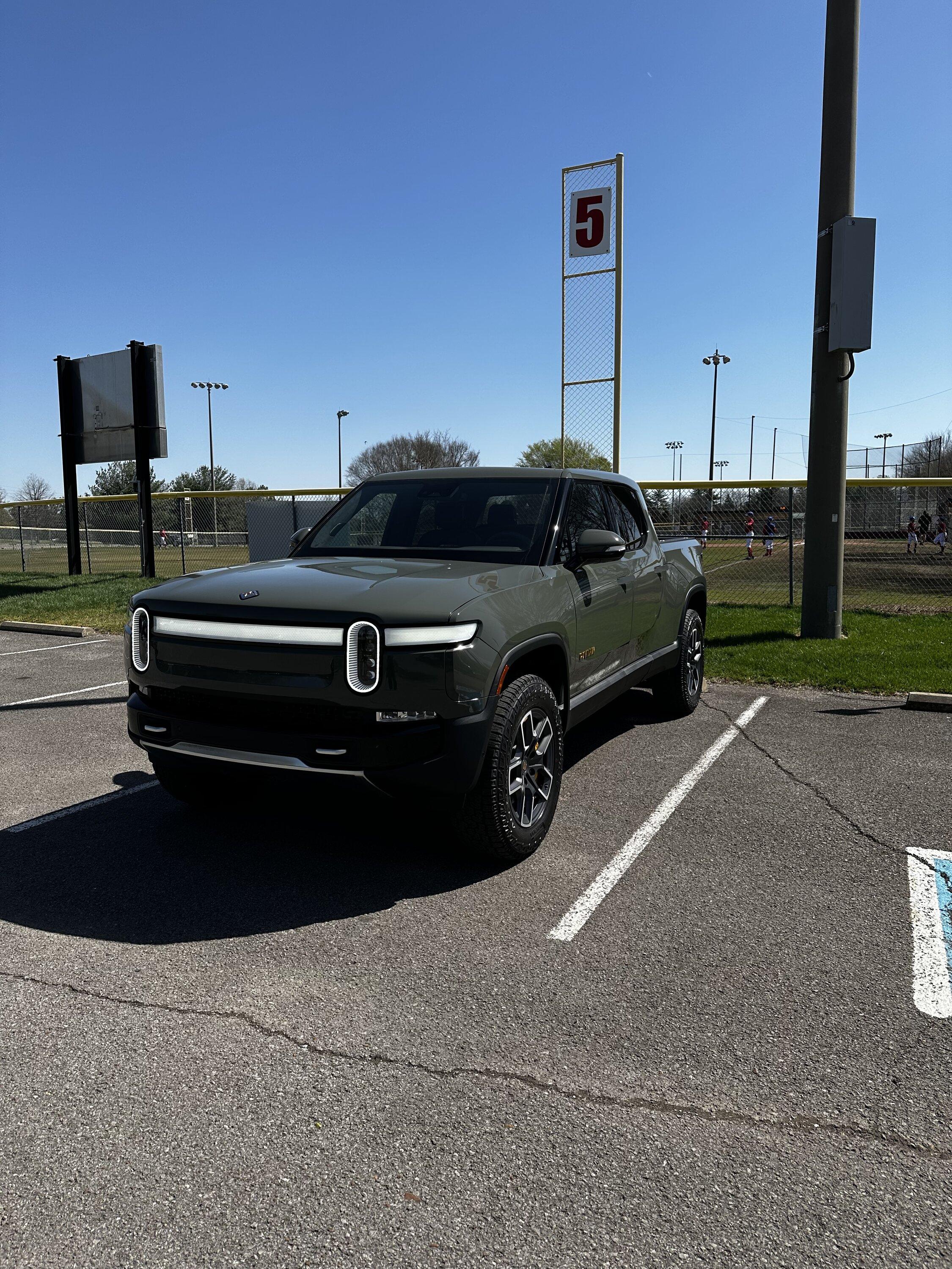 Rivian R1T R1S LAUNCH GREEN R1T Photos F553453B-4FF9-4F32-A28C-EF2EB81A970E