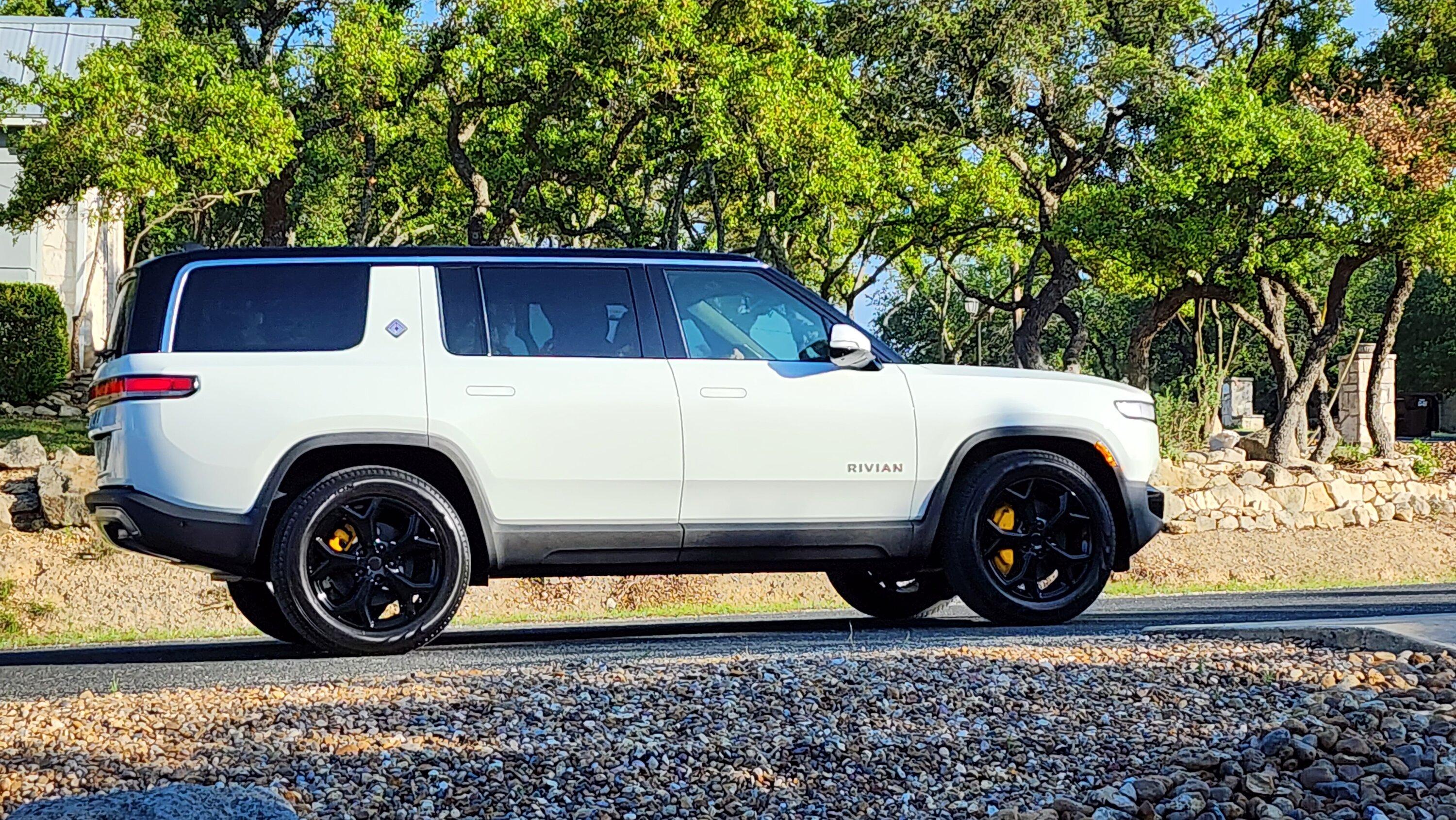 Rivian R1T R1S ? GLACIER WHITE R1S  Photos 20230331_181207