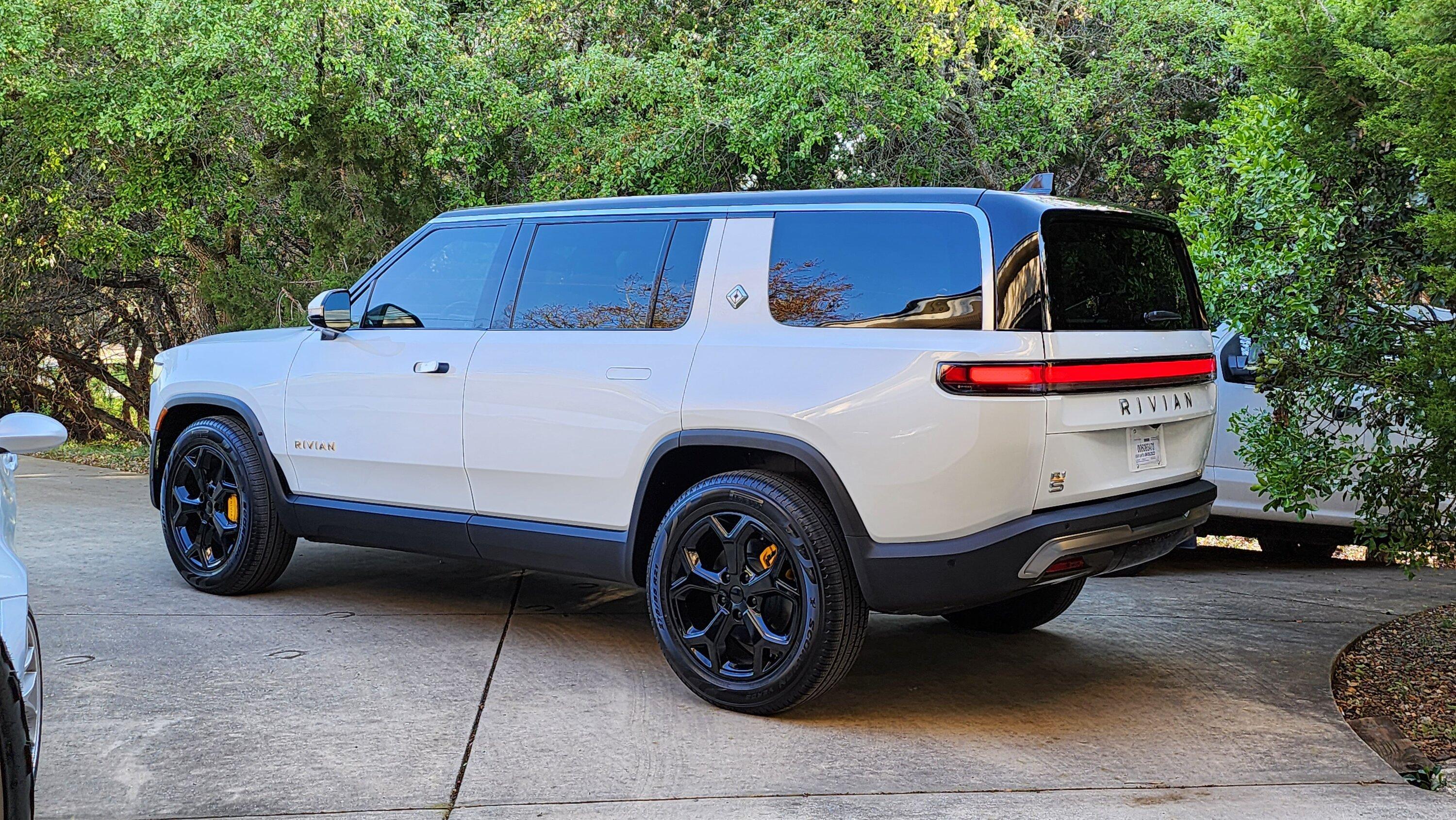 Rivian R1T R1S ? GLACIER WHITE R1S  Photos 20230331_180550