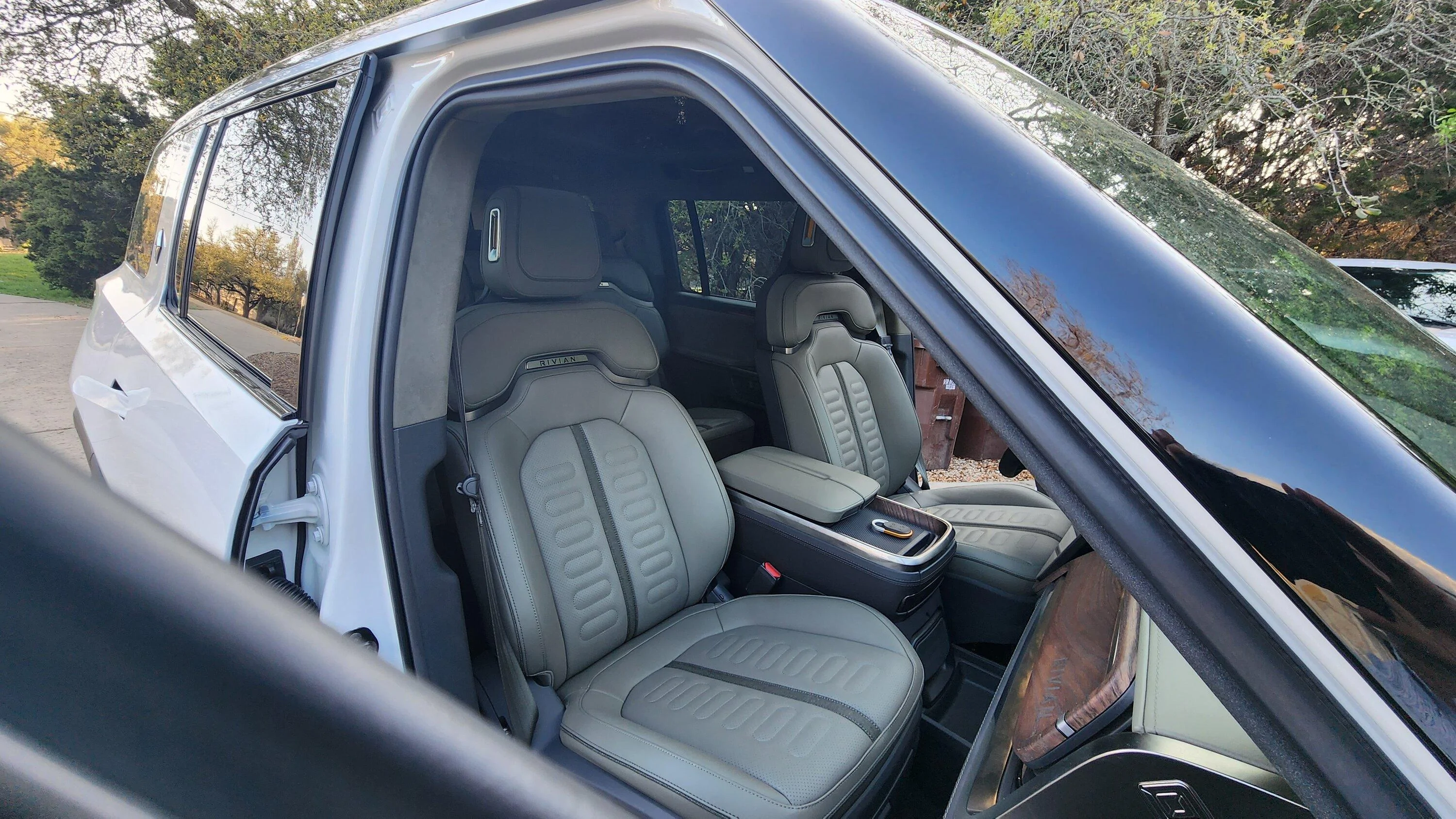 Rivian R1T R1S ? GLACIER WHITE R1S  Photos 20230310_172346