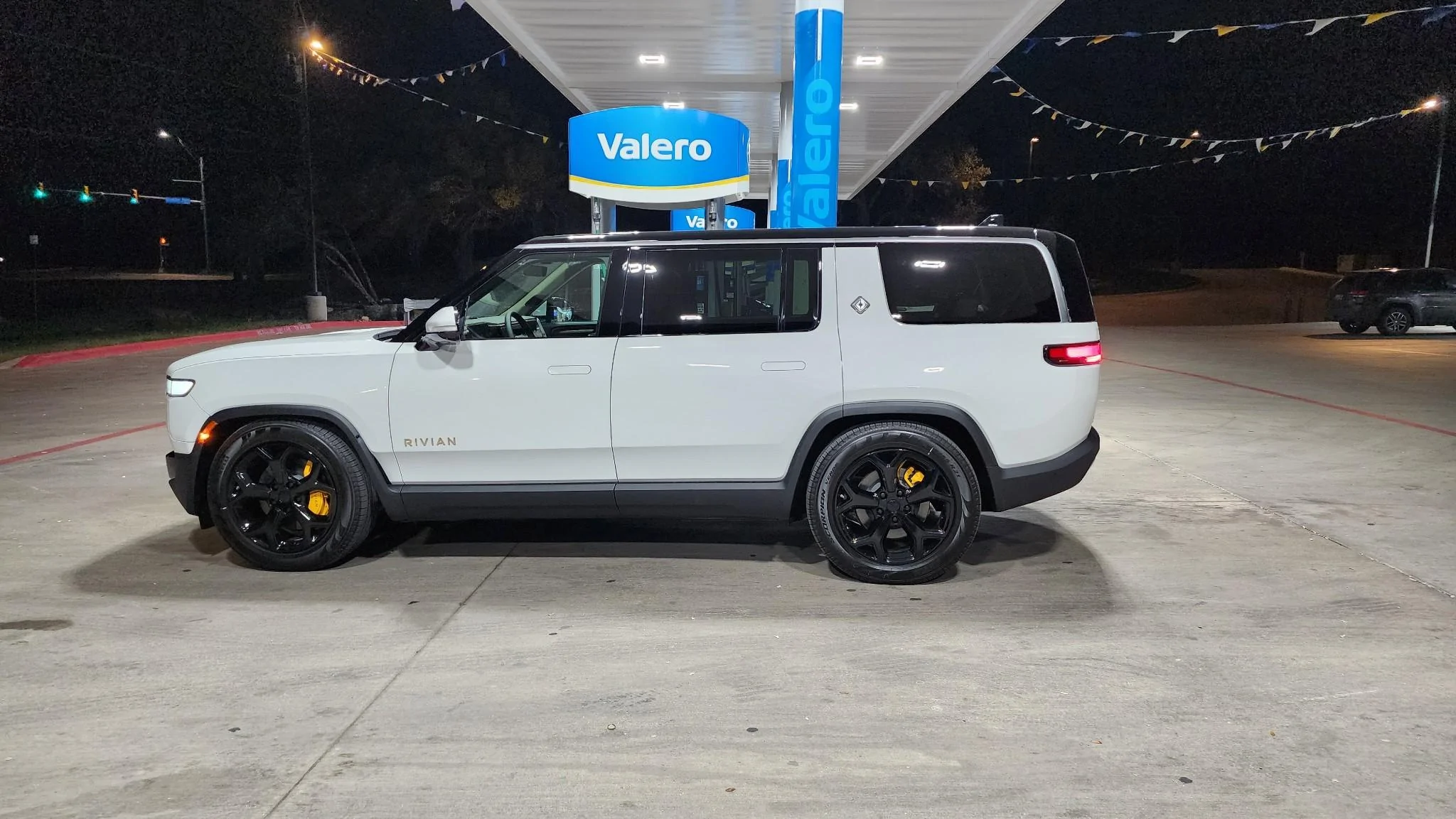 Rivian R1T R1S ? GLACIER WHITE R1S  Photos IMG_20230320_130225