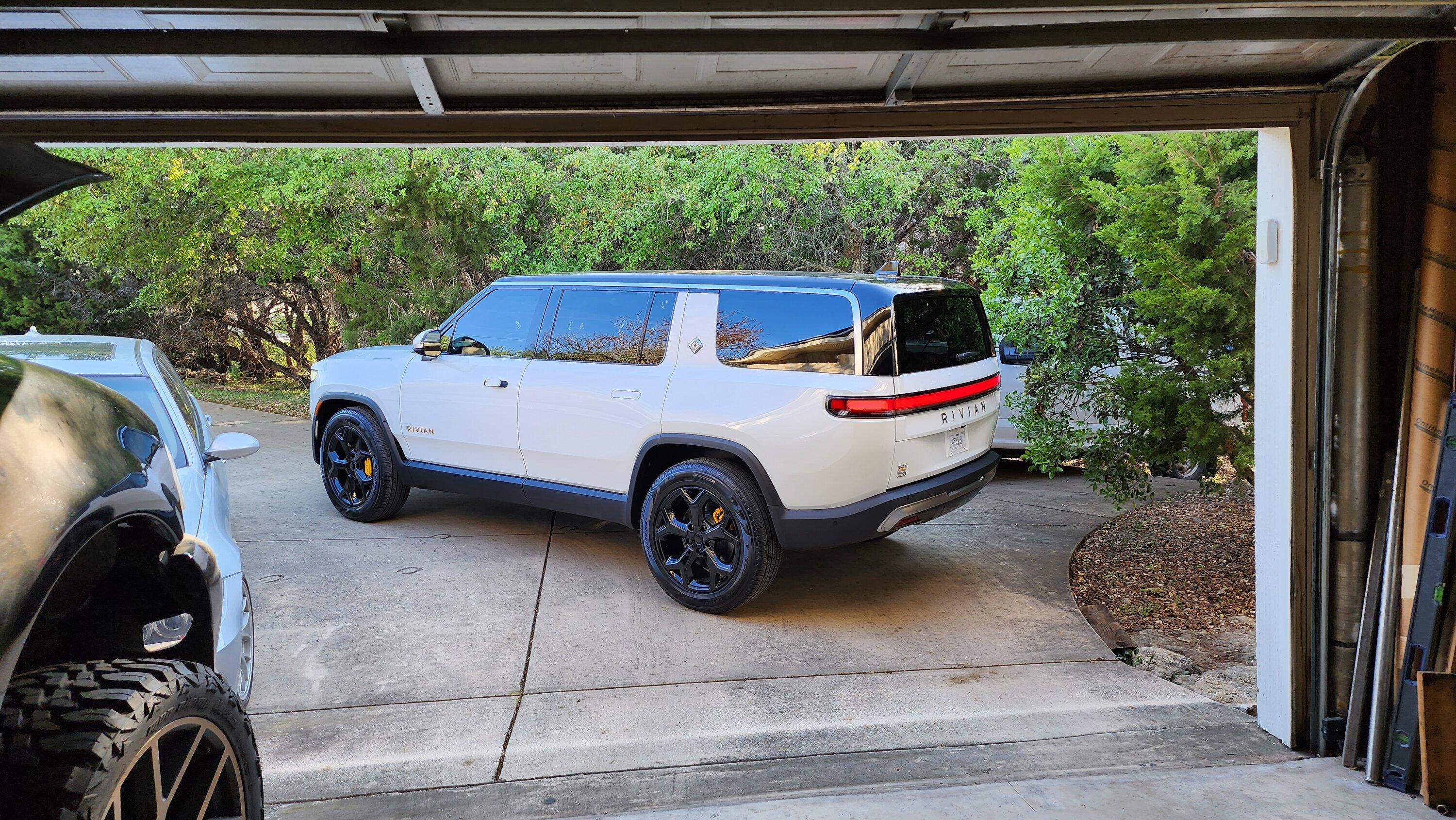 Rivian R1T R1S ? GLACIER WHITE R1S  Photos 20230331_180541