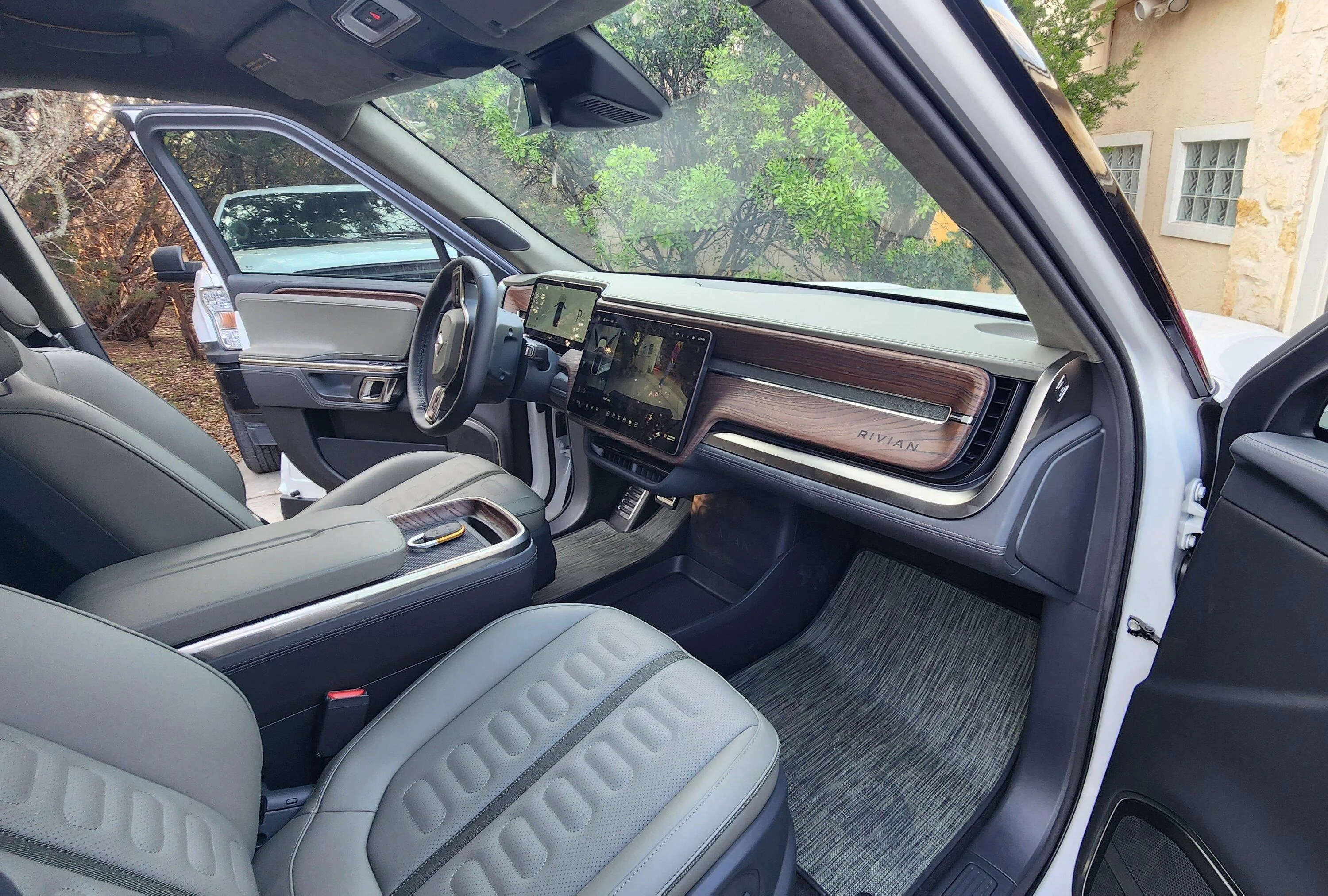 Rivian R1T R1S ? GLACIER WHITE R1S  Photos 20230310_172331